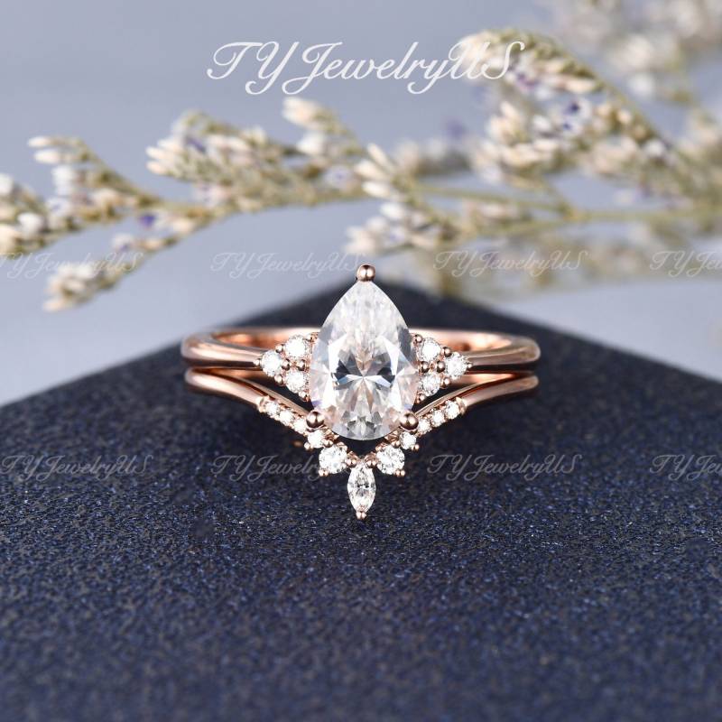 1.5Ct Birnenförmige Moissanite Verlobungsring Rose Gold Braut Set Diamant Cluster Ehering Frau Einzigartig Marqiuse Zierliche Band 2 Stück von TYJewelryUS