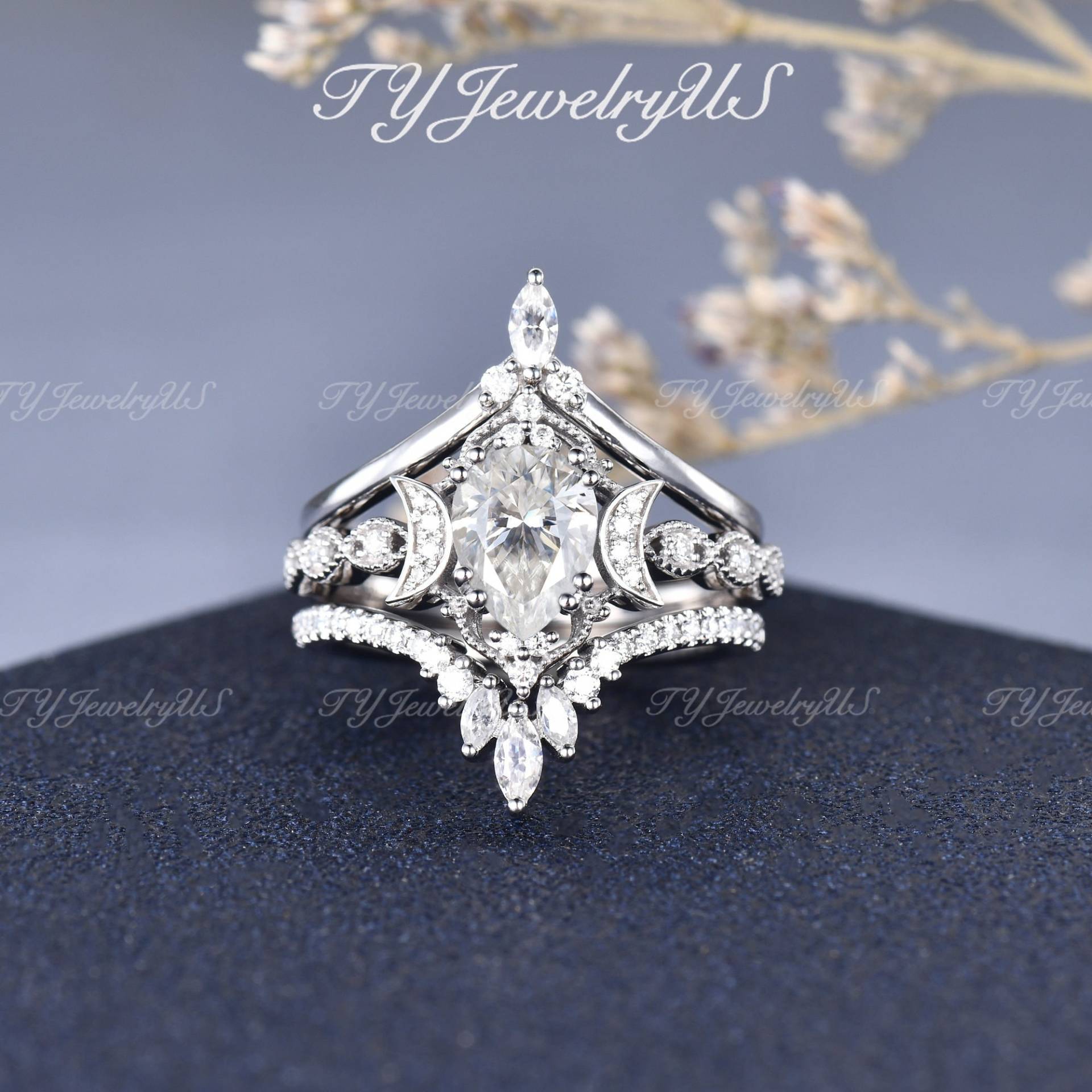 1.5Ct Moissanite Verlobungsring Set 3 Stück Weißgold Birnenförmige Braut Antiker Milgrain Halo Ring Frau Einzigartiger Cluster von TYJewelryUS