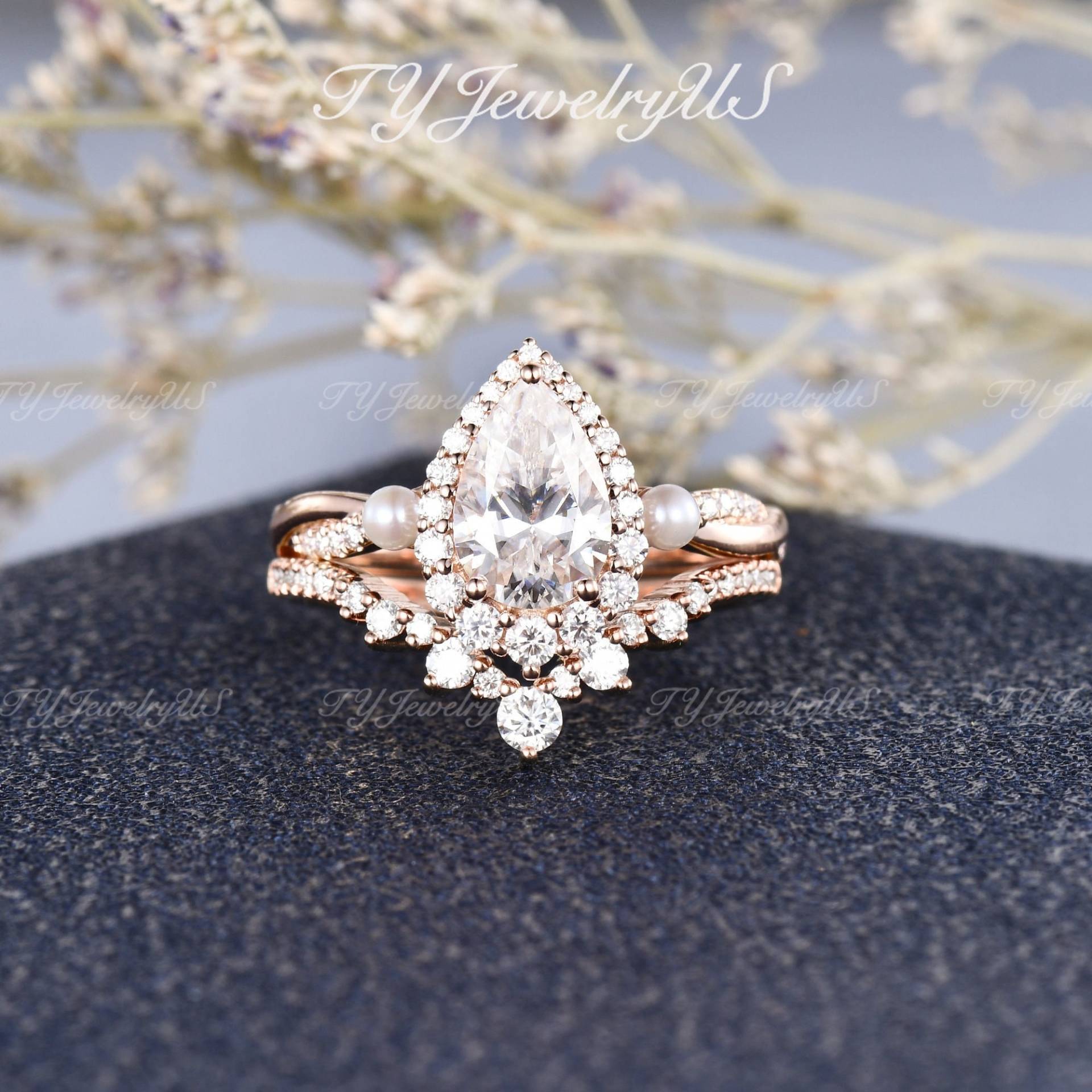 1.6Ct Perle Moissanite Verlobungsring Set Rose Gold Brautring Frau Birnenförmige Halo Infinity Diamant Ehering Vintage von TYJewelryUS