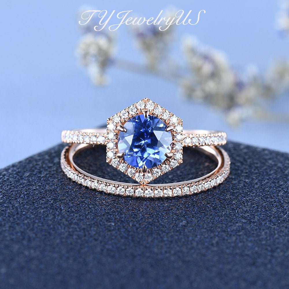 2 Stück Rose Gold Verlobungsring Hexagon Cut Saphir Set Rundschnitt Halo Diamant Kornblume Lavendel Braut Hochzeitsgeschenk von TYJewelryUS