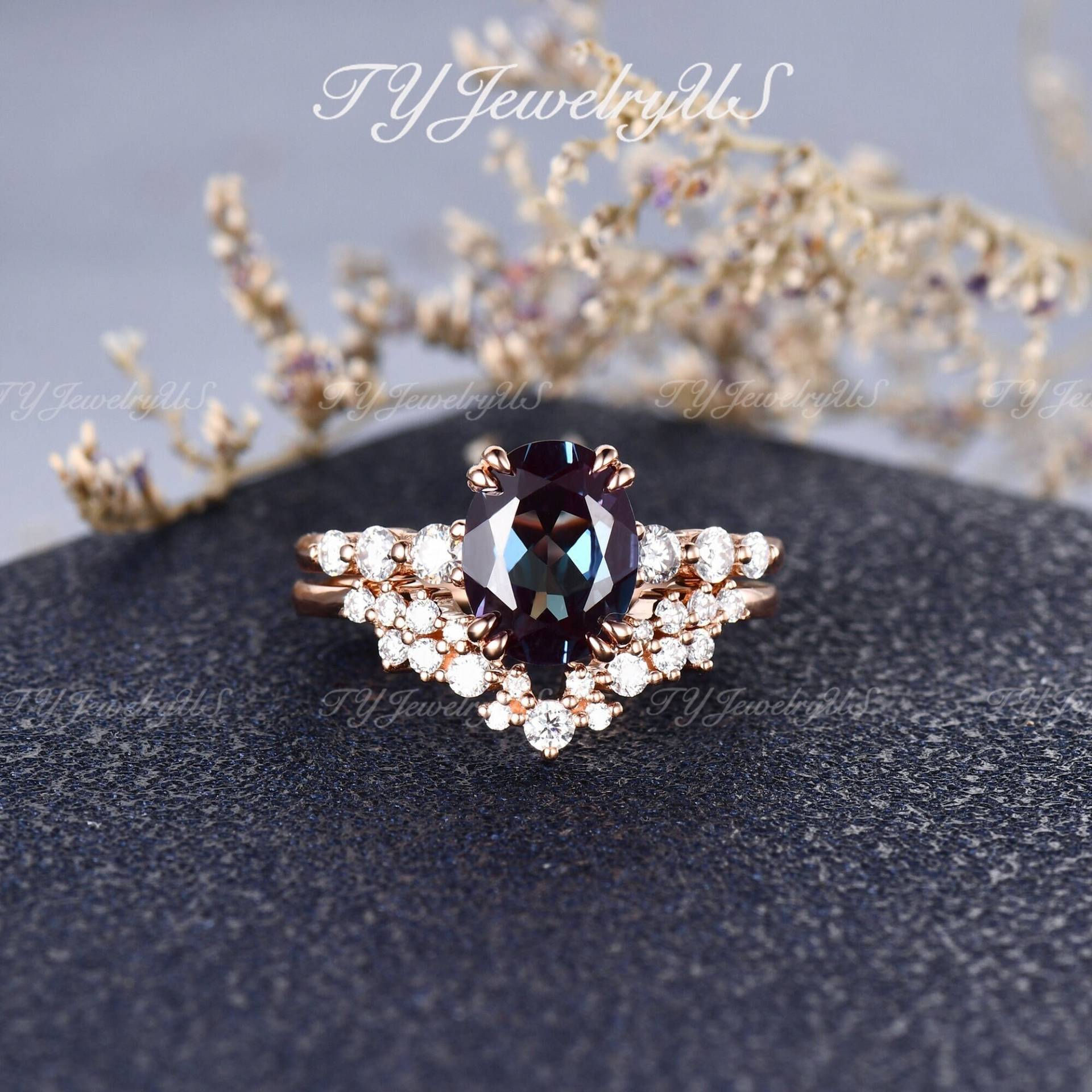 2Ct Oval Alexandrit Verlobungsring Set Rose Gold Art Deco Solitär Braut 7x9mm Farbwechsel Cluster Stapelring Custom Fit Band von TYJewelryUS