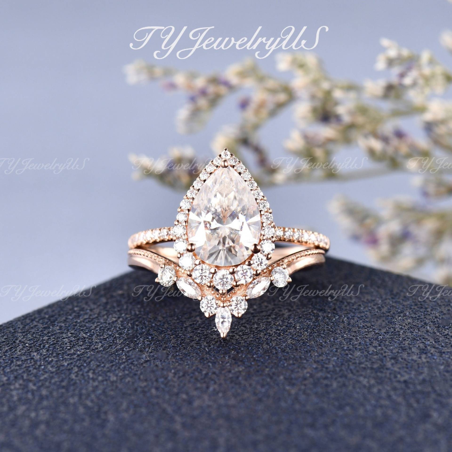 3.5Ct Pear Cut Moissanite Verlobungsring Set Farbverlauf Diamant Halo Ring Frau Art Deco Half Eternity Cluster Braut 2 Stück Stapelring von TYJewelryUS