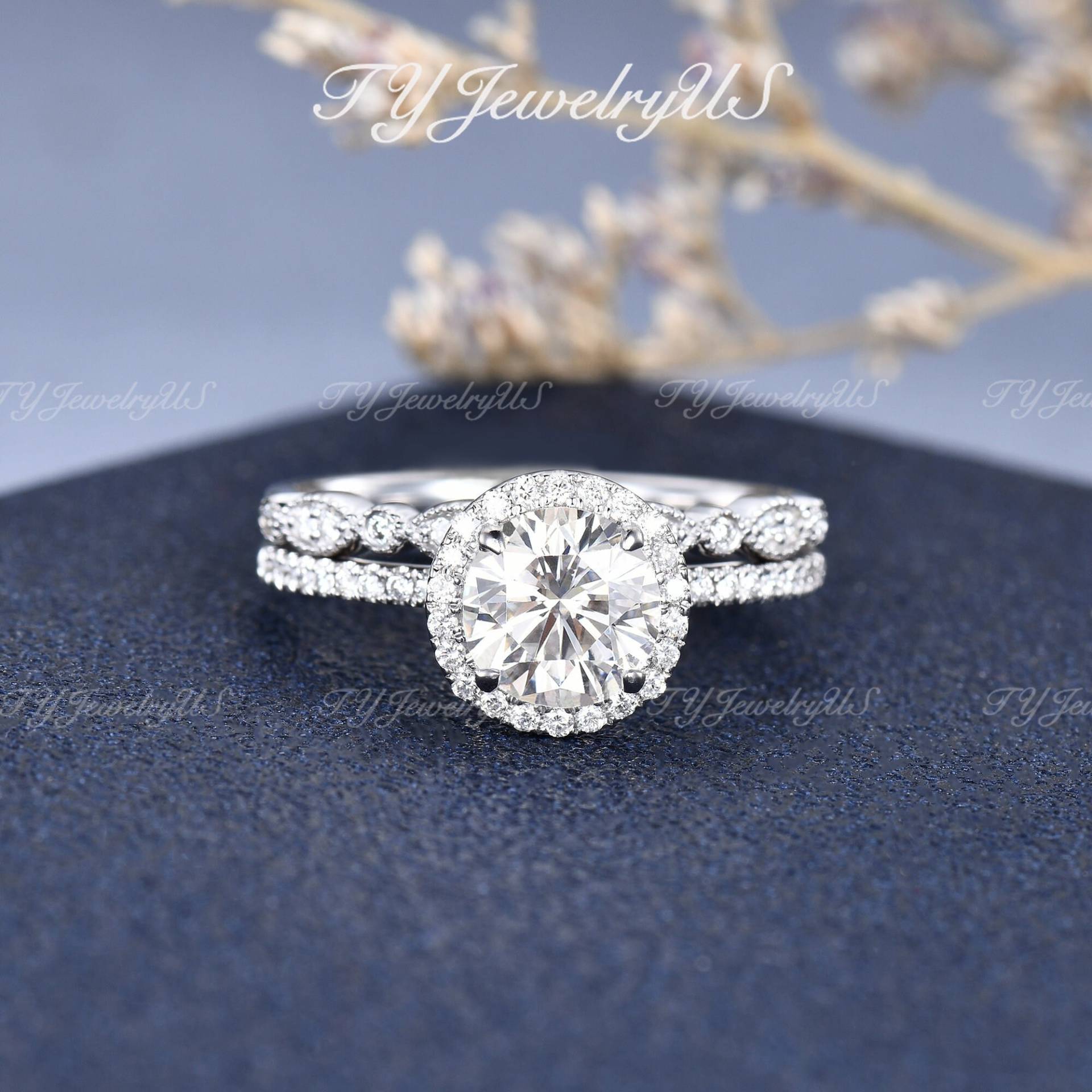 7mm Moissanite Verlobungsring Set Weißgold Rundschliff Braut Einzigartige Diamant Halo Ring 2 Stück Antique Milgrain Half Eternity von TYJewelryUS