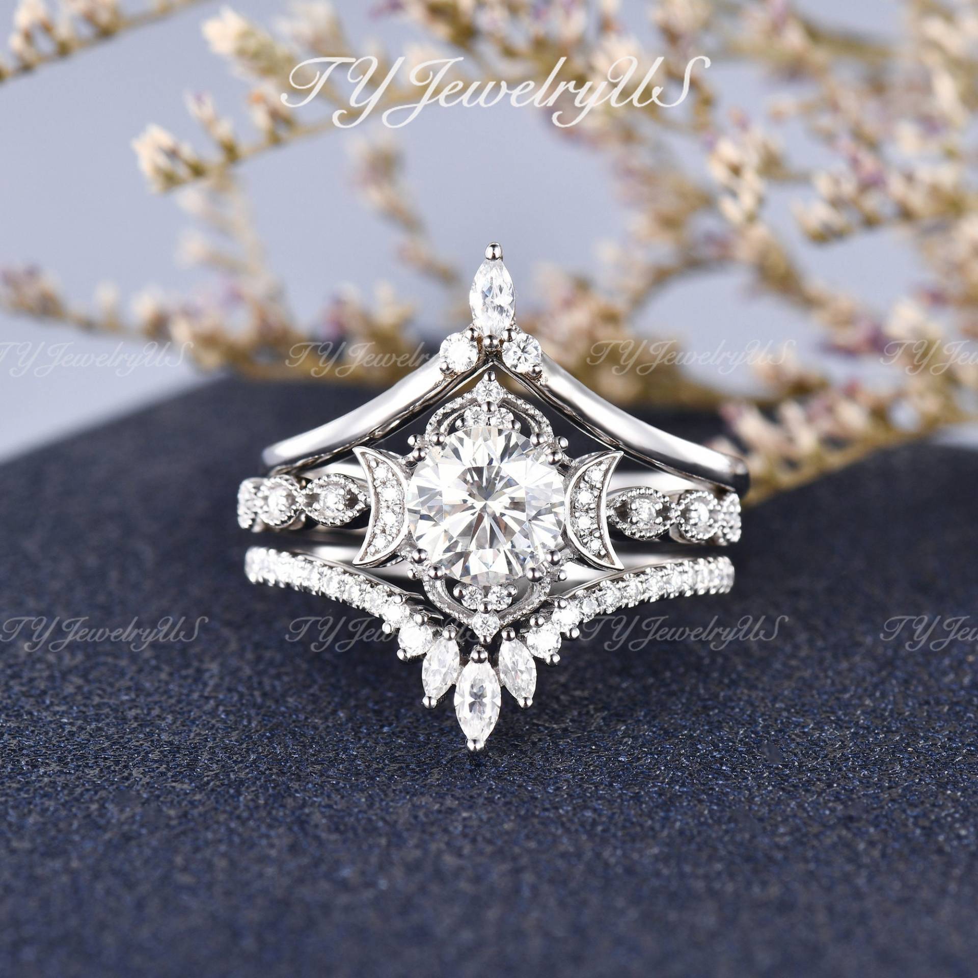 7mm Rundschliff Moissanite Verlobungsring 3 Stück Art Deco Stapel Cluster Braut Set Milgrain Diamant Halo Ring Frau Marquise Chevron Band von TYJewelryUS