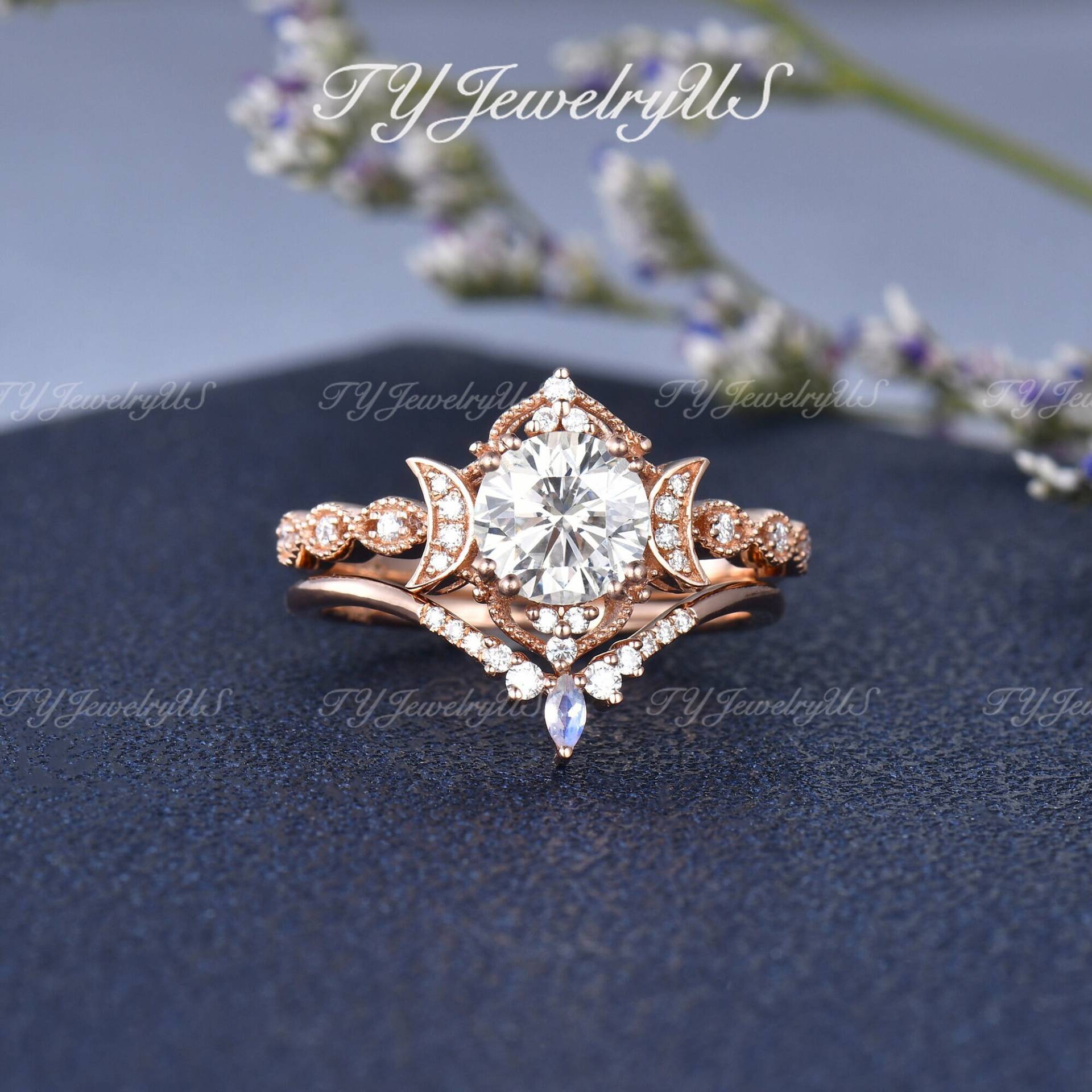 7mm Rundschliff Moissanite Verlobungsring Rose Gold Vine Sailor Moon Braut Set Frau Antik Milgrain Cluster Ring Art Deco Chevron Zierlich von TYJewelryUS