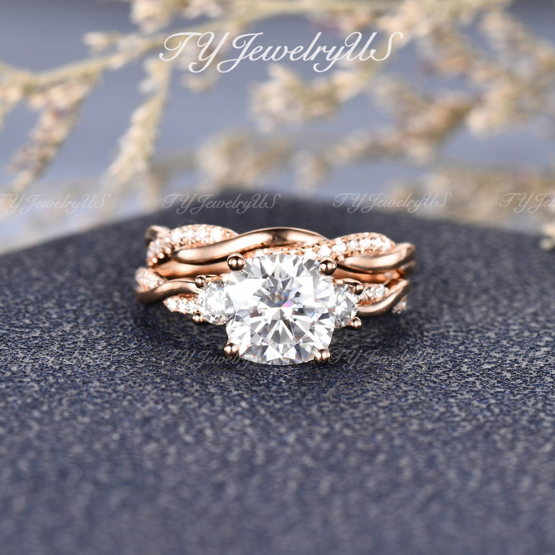 8mm Cushion Cut Moissanite Verlobungsring Set Rose Gold Drei Stein Braut Frau Art Deco Diamant Infinity Ehering Half Eternity von TYJewelryUS