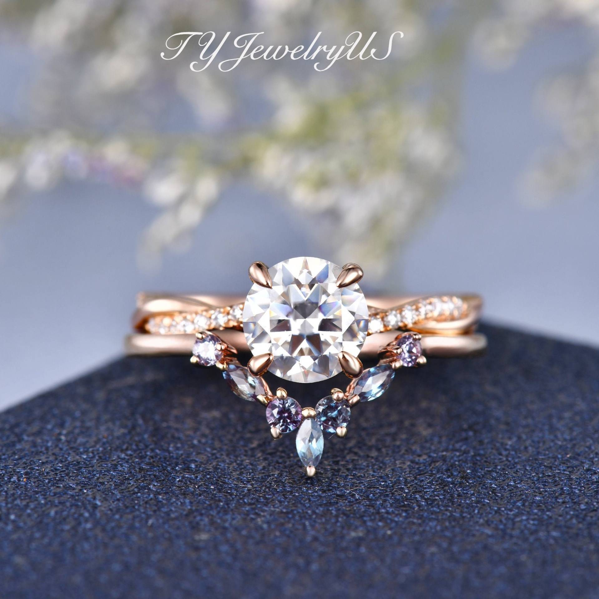 Alexandrit Moissanite Verlobungsring Set Rose Gold Ehering Infinity Solitaire Braut 2 Stück Vintage Marquise Band von TYJewelryUS