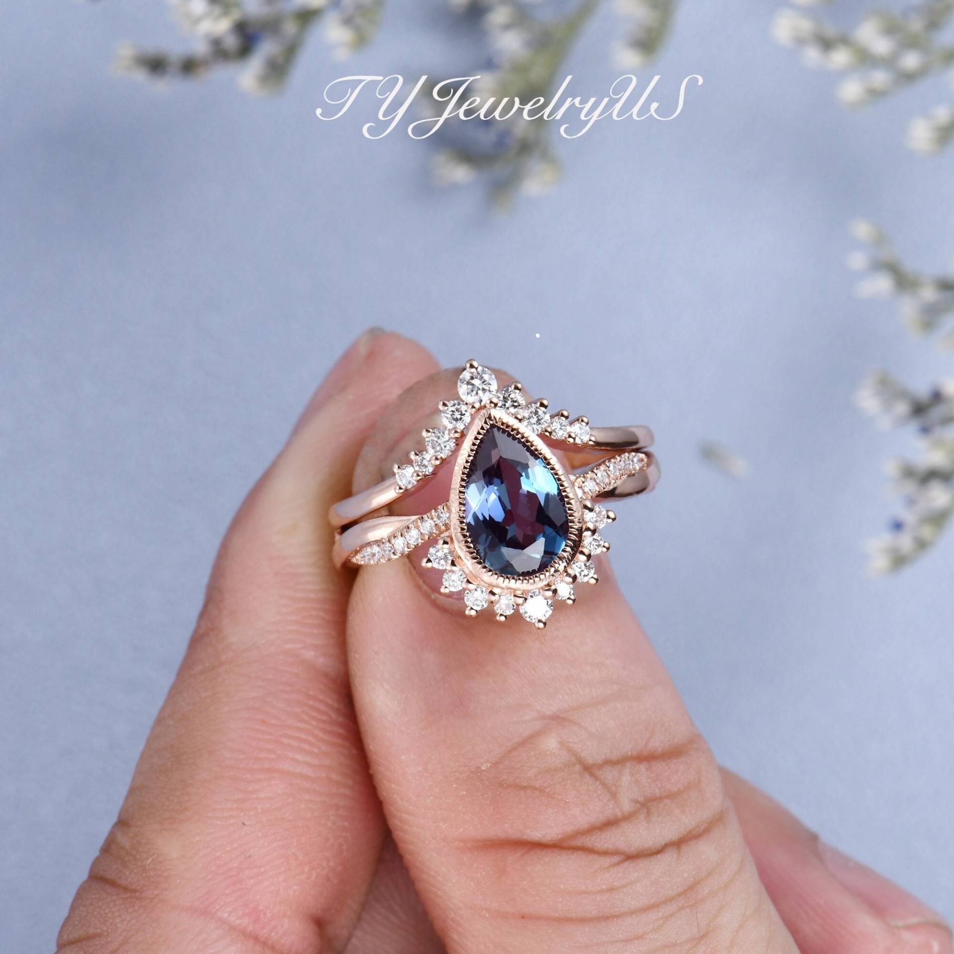 Art Deco Alexandrit Verlobungsring Set Rose Gold Birnenförmige Braut Halb Eternity Diamant Ehering Farbwechsel Birthstone Geschenk von TYJewelryUS