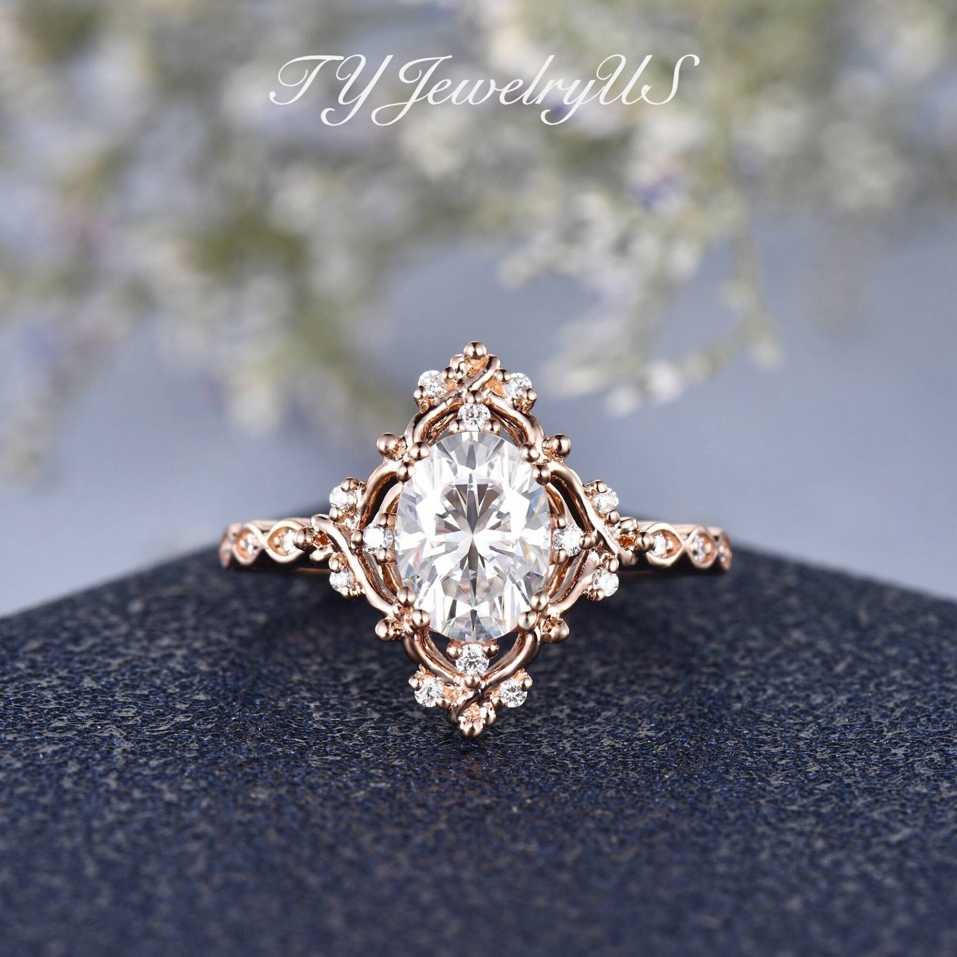 Art Deco Moissanite Verlobungsring Rose Gold Blumenförmige Diamant Halo Ring Vintage Cluster Vine Brautring Frau Zierliches Geschenk Für Sie von TYJewelryUS