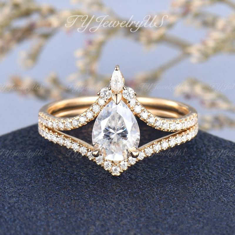 Art Deco Moissanit Verlobungsring Set Rose Gold Braut Träne Tropfen Ehering Geschwungener Birnenförmiger Passender Stapelring von TYJewelryUS