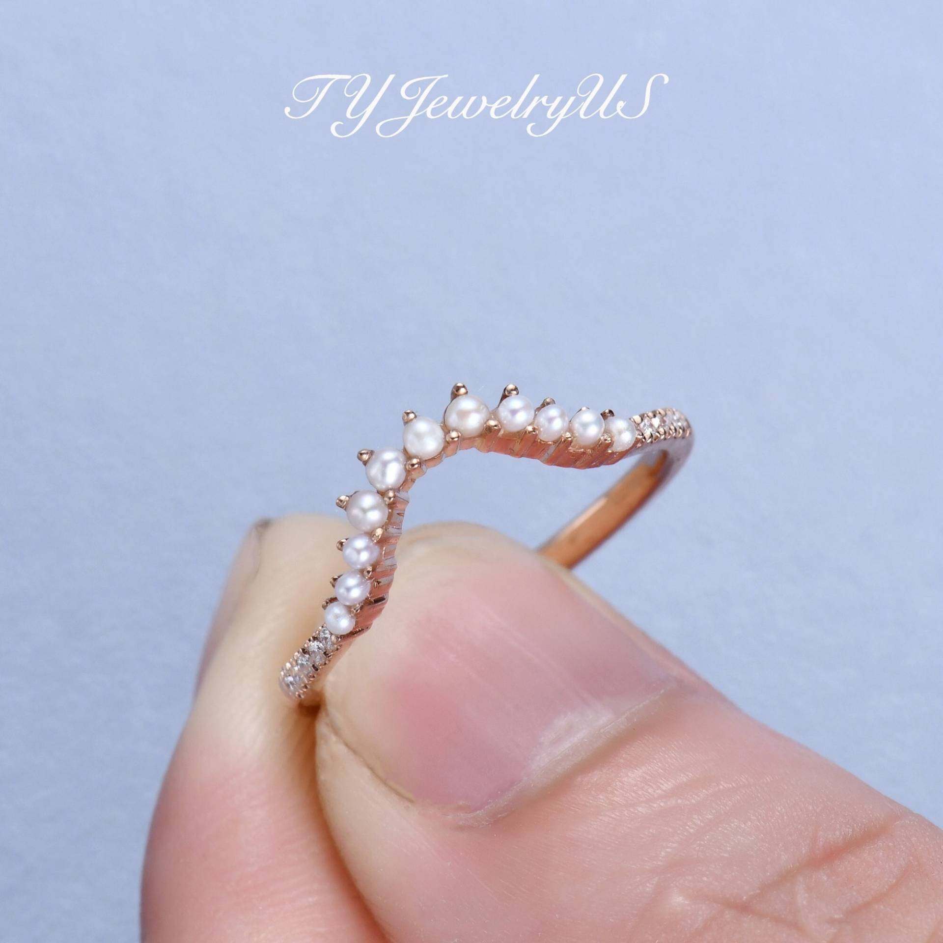 Benutzerdefinierte Perle Ehering Rose Gold Frauen Ring Gebogenes Band Chevron Natürlicher Diamant Cluster Matching Zierlicher Verstärker Guard von TYJewelryUS