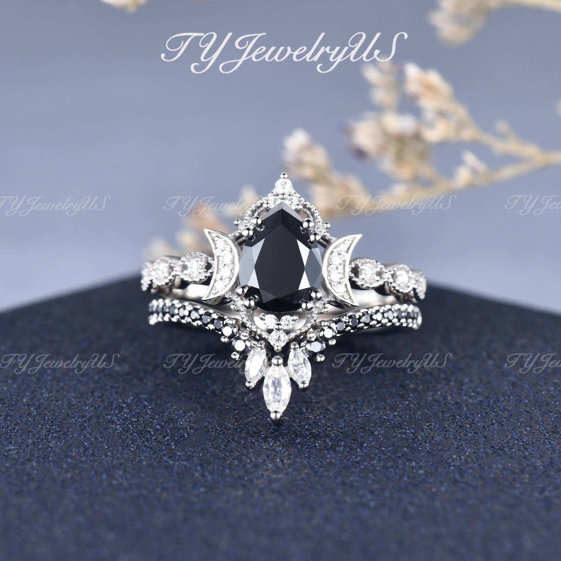 Birnenförmige Schwarze Moissanite Ring 2 Stück Weißgold Vine Mond Verlobungsring Art Deco Milgrain Diamant Halo Frau V Förmige Chevron Band von TYJewelryUS