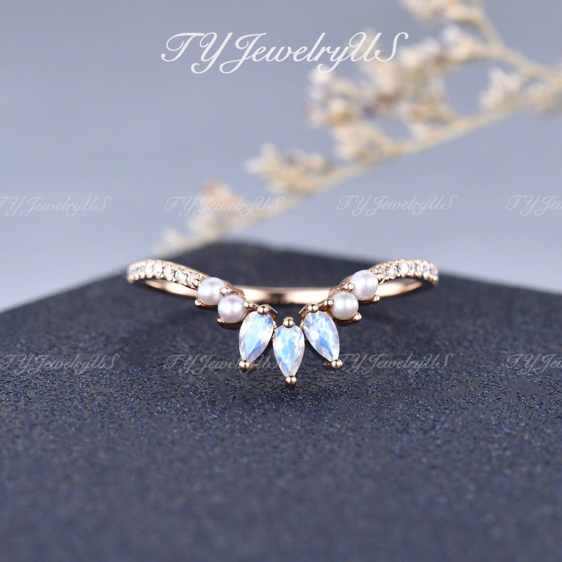 Birnenförmiger Mondstein Ehering Natürlicher Geschwungener Perle Cluster Matching Chevron Band Art Deco Stacking Custom Fit von TYJewelryUS