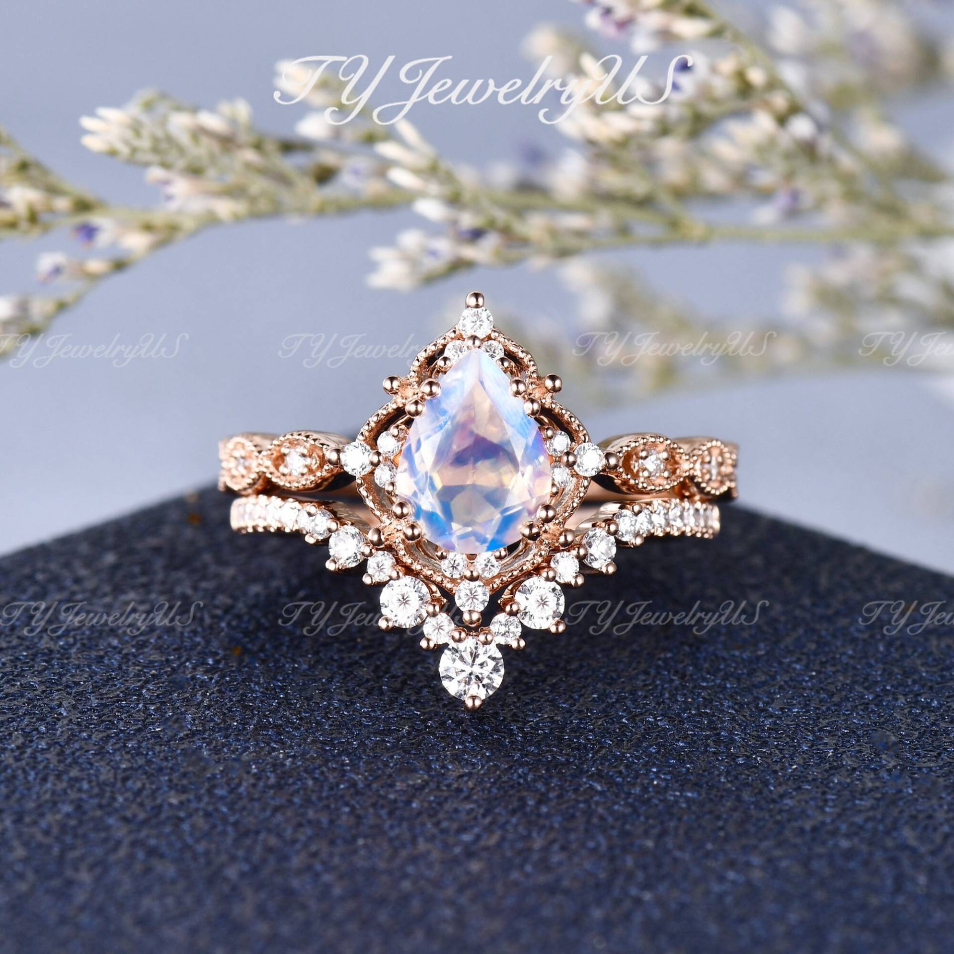 Birnenförmiger Mondstein Verlobungsring Set 2 Stück Rose Gold Einzigartige Boho Ring Frau Art Deco Milgrain Vine Vintage Geschwungene Matching Band von TYJewelryUS