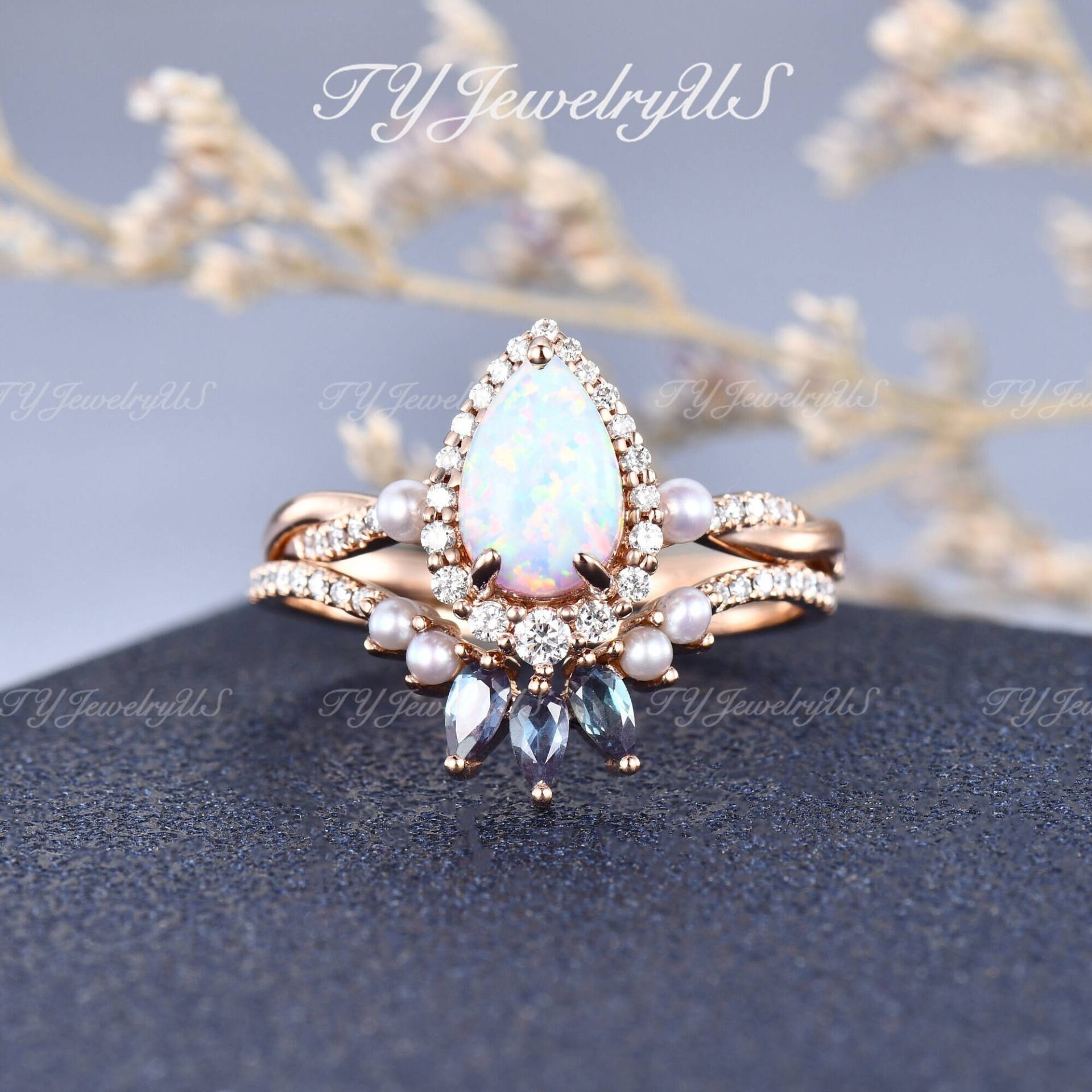 Birnenförmiger Weißer Opal Verlobungsring Set Rose Gold Lab Braut Perle Diamant Halo Infinity Twist Ring 2 Stück Alexandrit Custom Fit von TYJewelryUS