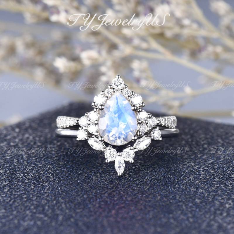 Cluster Mondstein Verlobungsring Set Weißgold Braut Diamant Halb Halo Ehering 2 Stück Art Deco Ring Chevron Band von TYJewelryUS