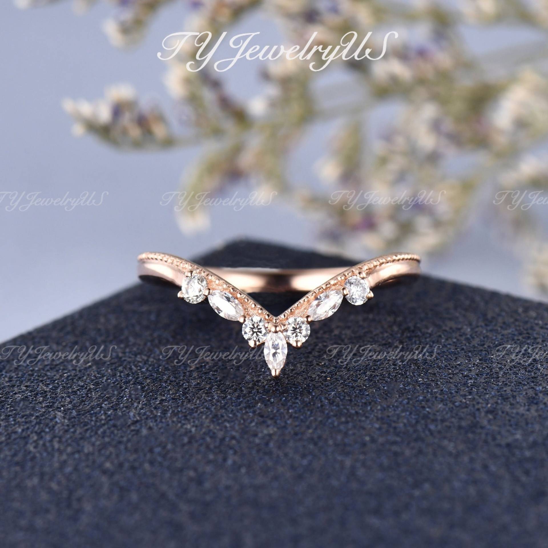 Custom Fit Rose Gold Ehering Frauen Marquise Moissanite Ring Gebogener Vintage Inspiriert Versprechen Geschenk Chevron von TYJewelryUS