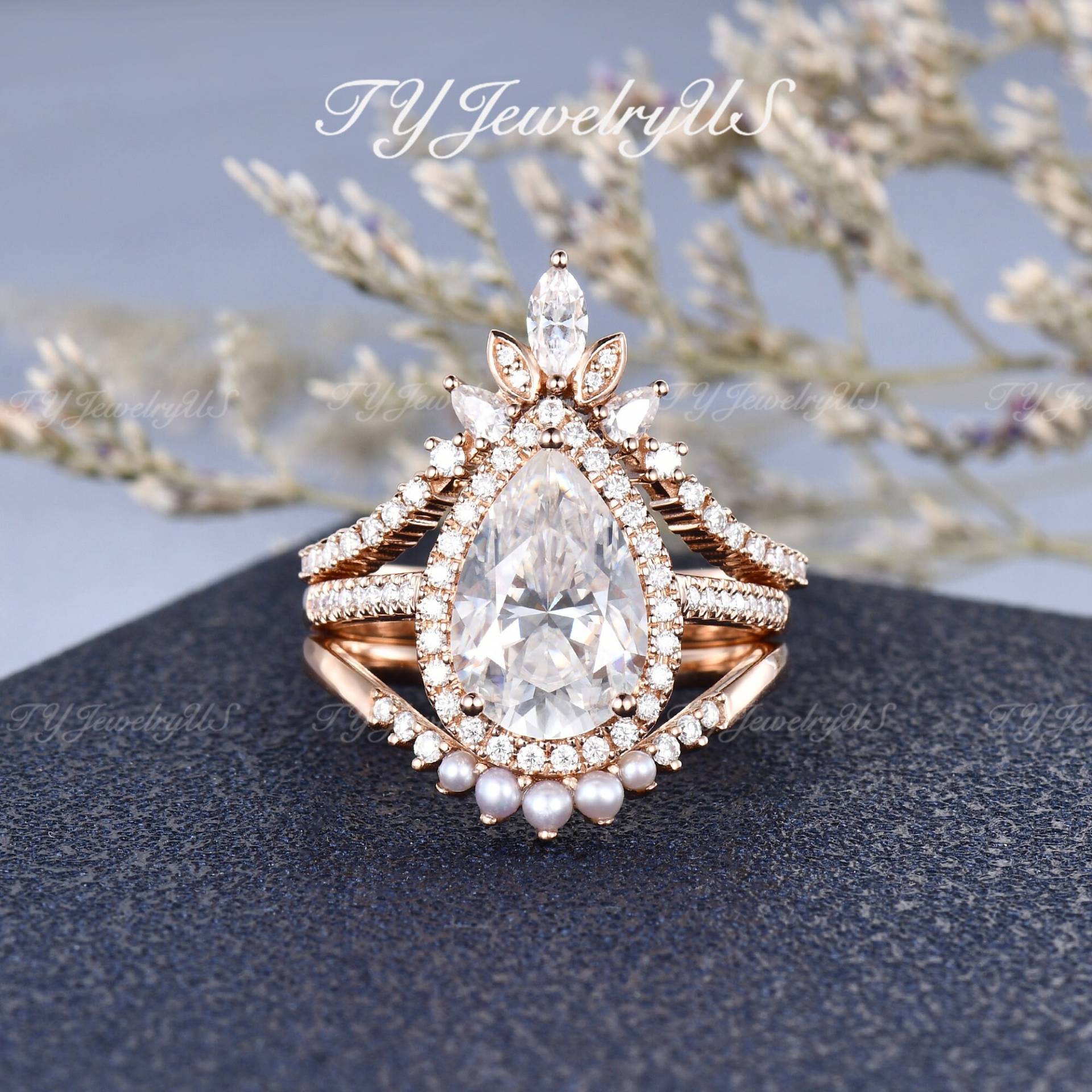 Einzigartige 3.5Ct Moissanite Verlobungsringe Tear Drop Diamant Halo Braut Set 3 Stück Antike Cluster Stapelring Rose Gold Gebogene Chevron Bänder von TYJewelryUS