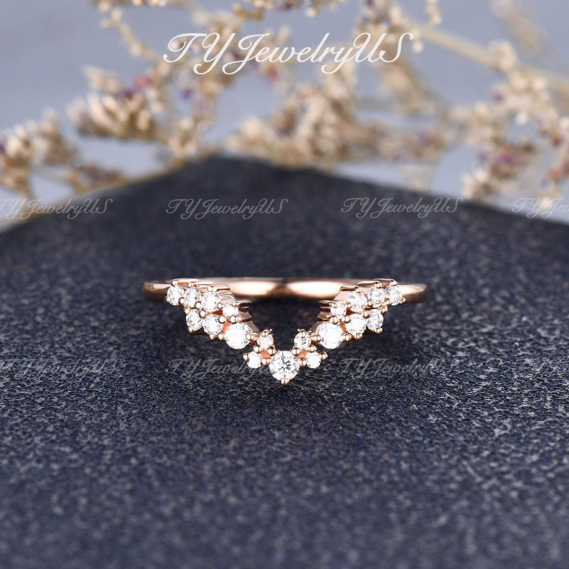 Einzigartige Moissanite Geschwungene Hochzeit Band Rose Gold Vintage Matching Stacking Frau Art Deco Cluster Chevron Antique Custom Fit Ring von TYJewelryUS