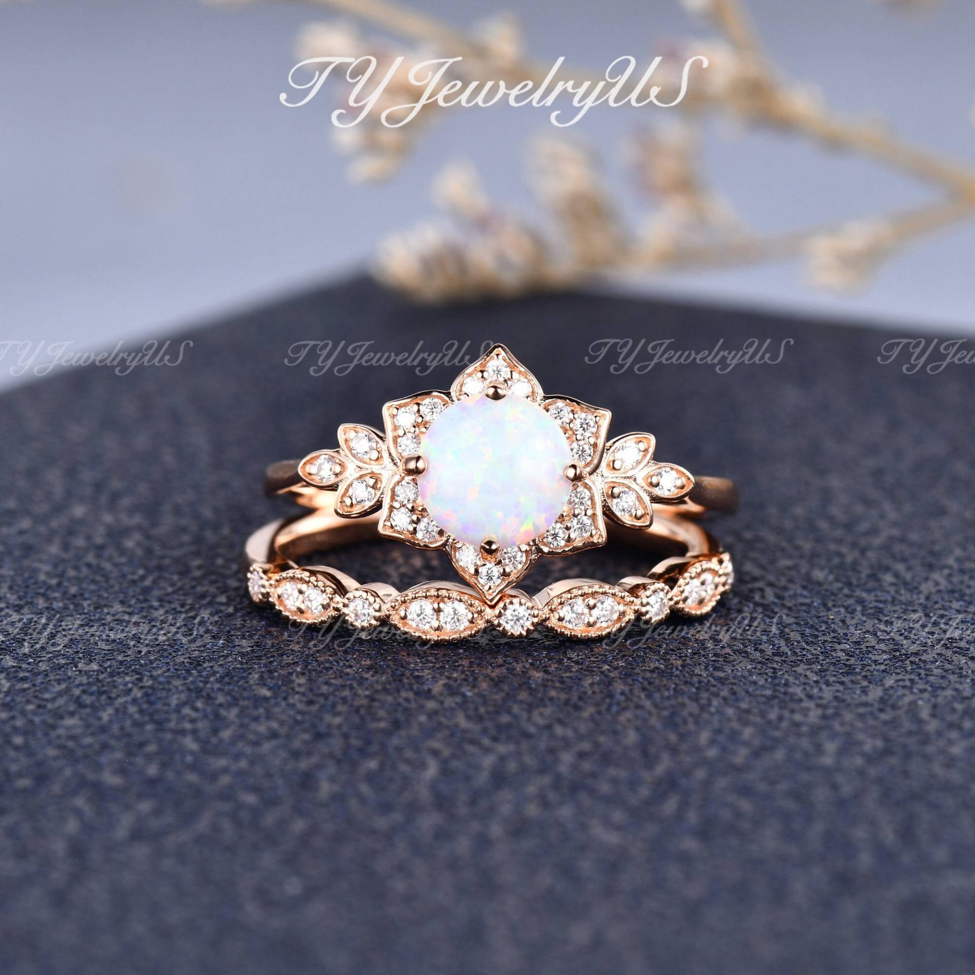 Einzigartige Verlobungsring Set Rose Gold Lab Opal Braut Weinblatt Blume Art Deco Ehering 2 Stück 6.5mm Halo Ring Oktober Birthstone von TYJewelryUS