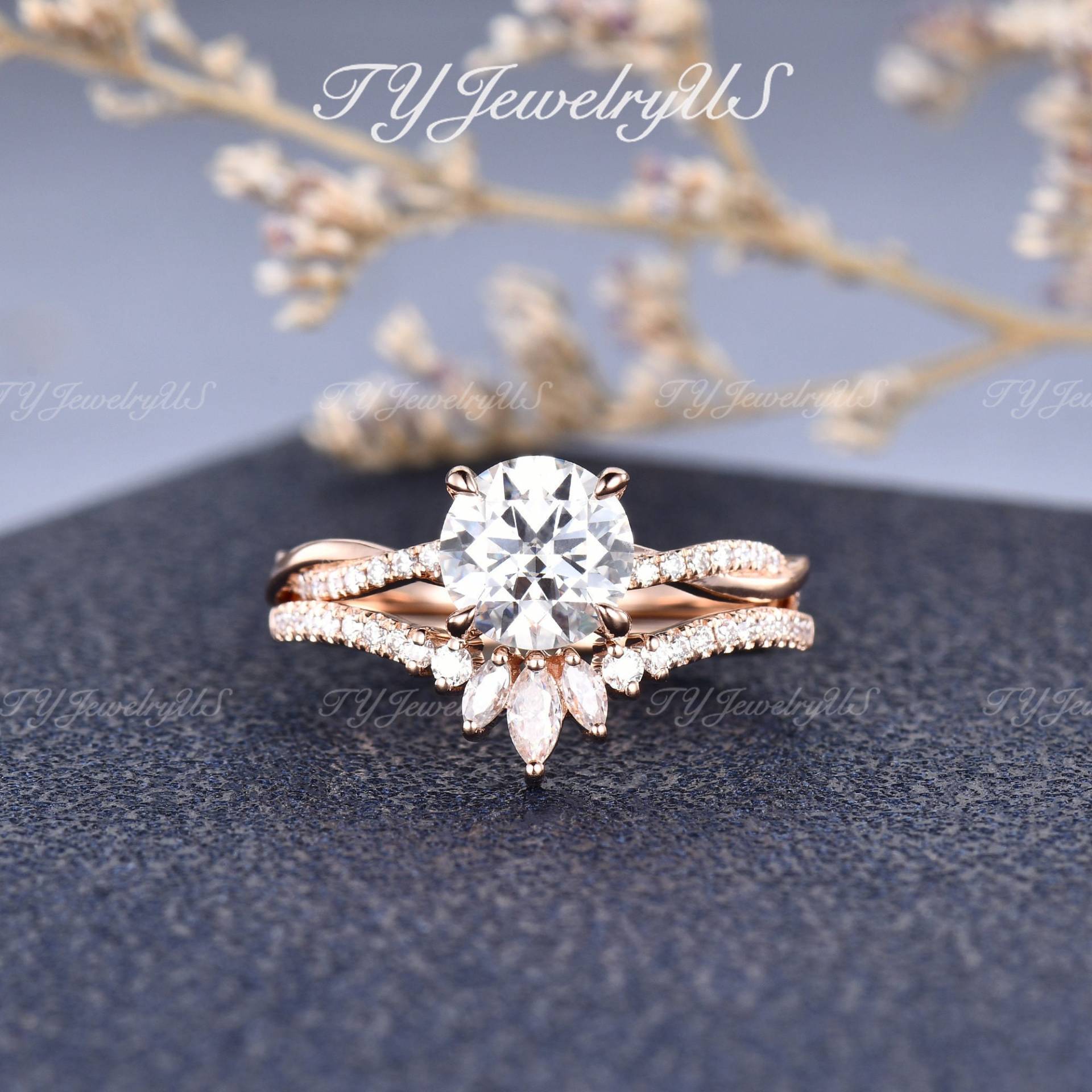 Infinity Moissanite Verlobungsring Set Rosegold Twist Solitaire Moissanit Braut Marquise Cut Halber Eternity Ring Woman 7mm Rundschliff von TYJewelryUS