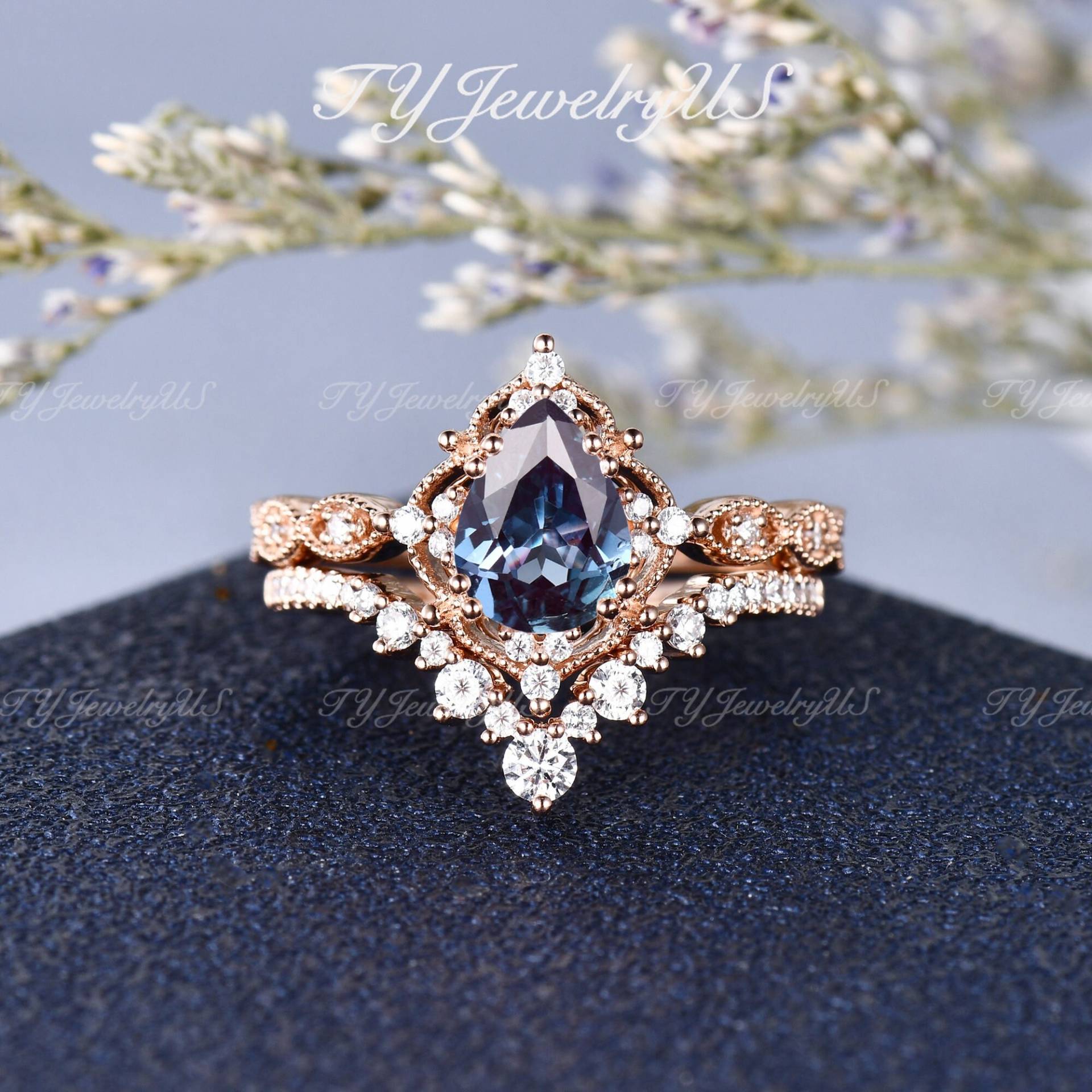Labor-Alexanerit-Verlobungsring-Set, 2-Teilig, Roségold, Diamant-Halo-Ring, Damen-Art-Deco-Inspirierter Brautring, Chevron-Passender Band-stapelring Labor-Alexanerit-Verlobungsring-Set, 2-Teilig, Roségold, Diamant-Halo-Ring, Damen-Art-Deco-Inspirierter Brautring, Chevron-Passender Band-stapelring von TYJewelryUS