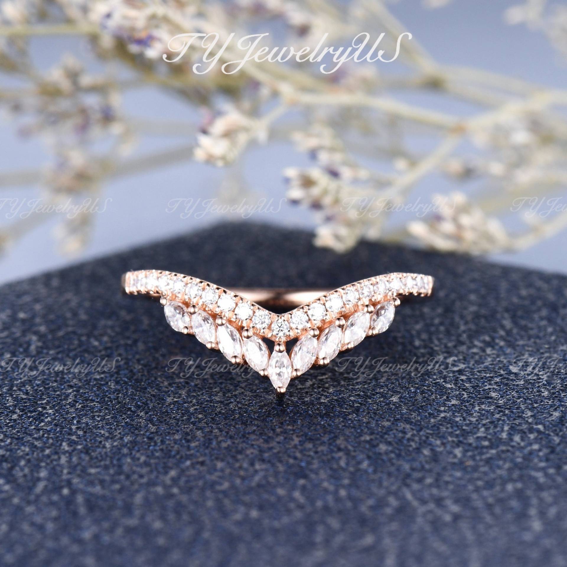 Marquise Cut Moissanite Ehering Rose Gold Cluster Gebogenes Band Diamant Half Eternity Chevron Art Deco Stapeln Matching Frau von TYJewelryUS