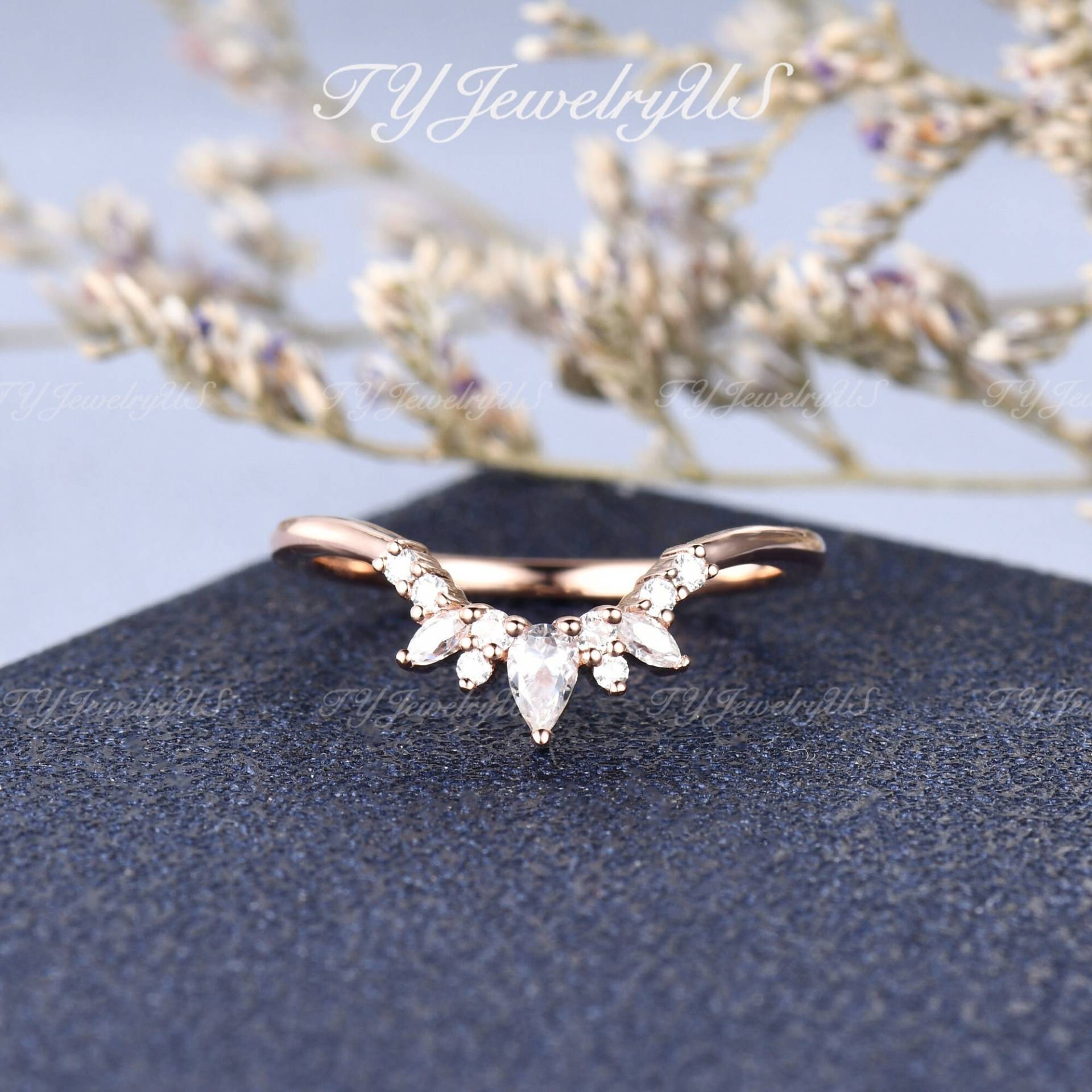 Moissanite Gebogen Ehering Rose Gold Cluster Diamant Band Frau Matching Stacking Pear Shaped Wedding V Sahped Chevron Custom Fit von TYJewelryUS