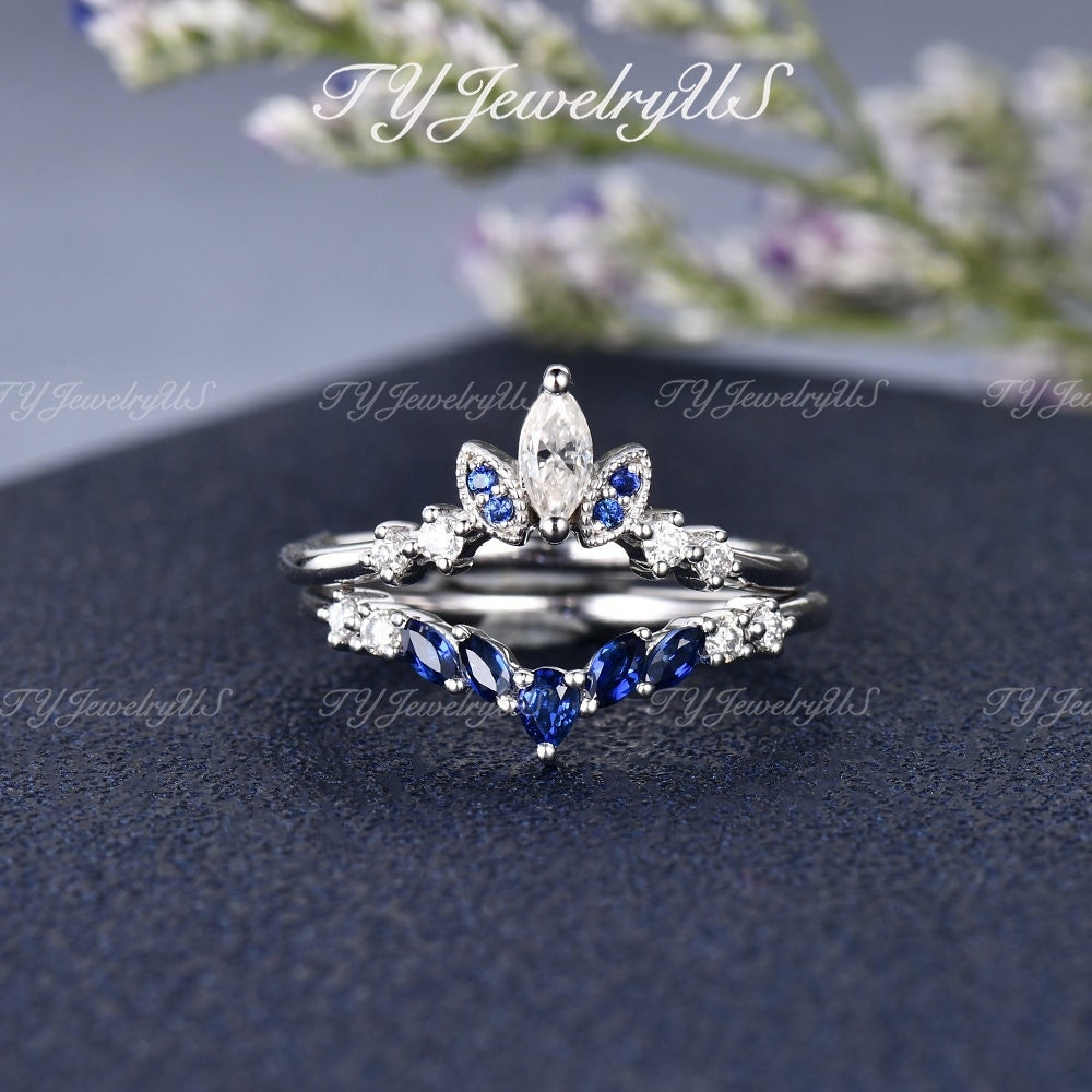 Moissanite Trauring 2 Stück Antique Lab Sapphire Gebogene Eheringe Weißgold Marquise Cut Band Frau Art Deco Chevron Matching von TYJewelryUS