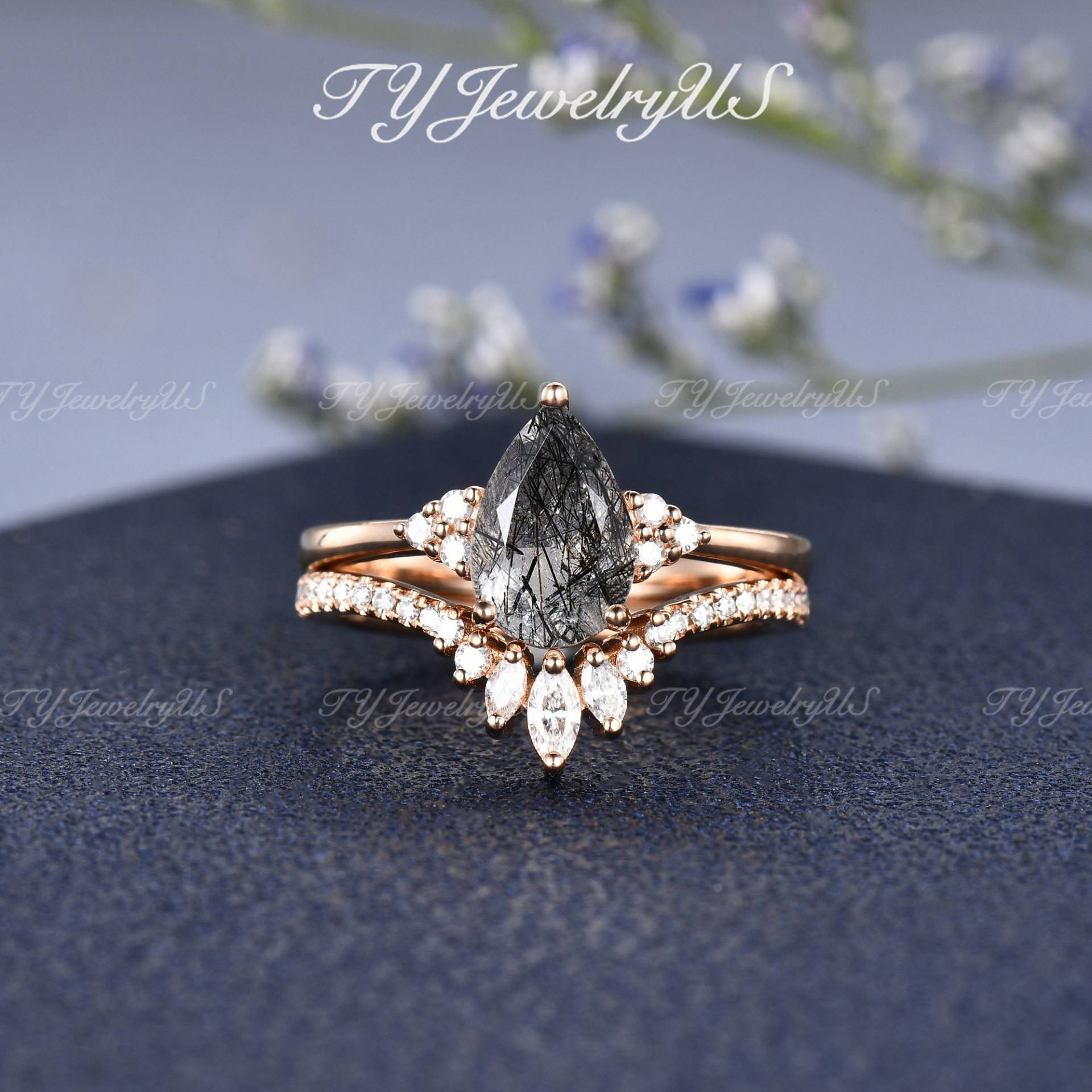 Natürliche Schwarze Quarz Birnenförmige Braut Set Moissanite Verlobungsring Rose Gold Cluster Hochzeit Frau Einzigartige Marquise Stack Band von TYJewelryUS