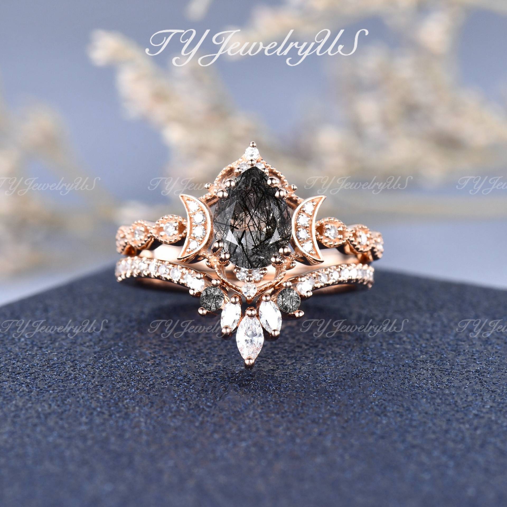 Natürliche Schwarze Quarz-Verlobungsring-Set 2 Stück Rose Gold Birnenförmige Rutilquarz-Braut-Set Kristall-Ring Vine Moon Hochzeit Ring Frau von TYJewelryUS