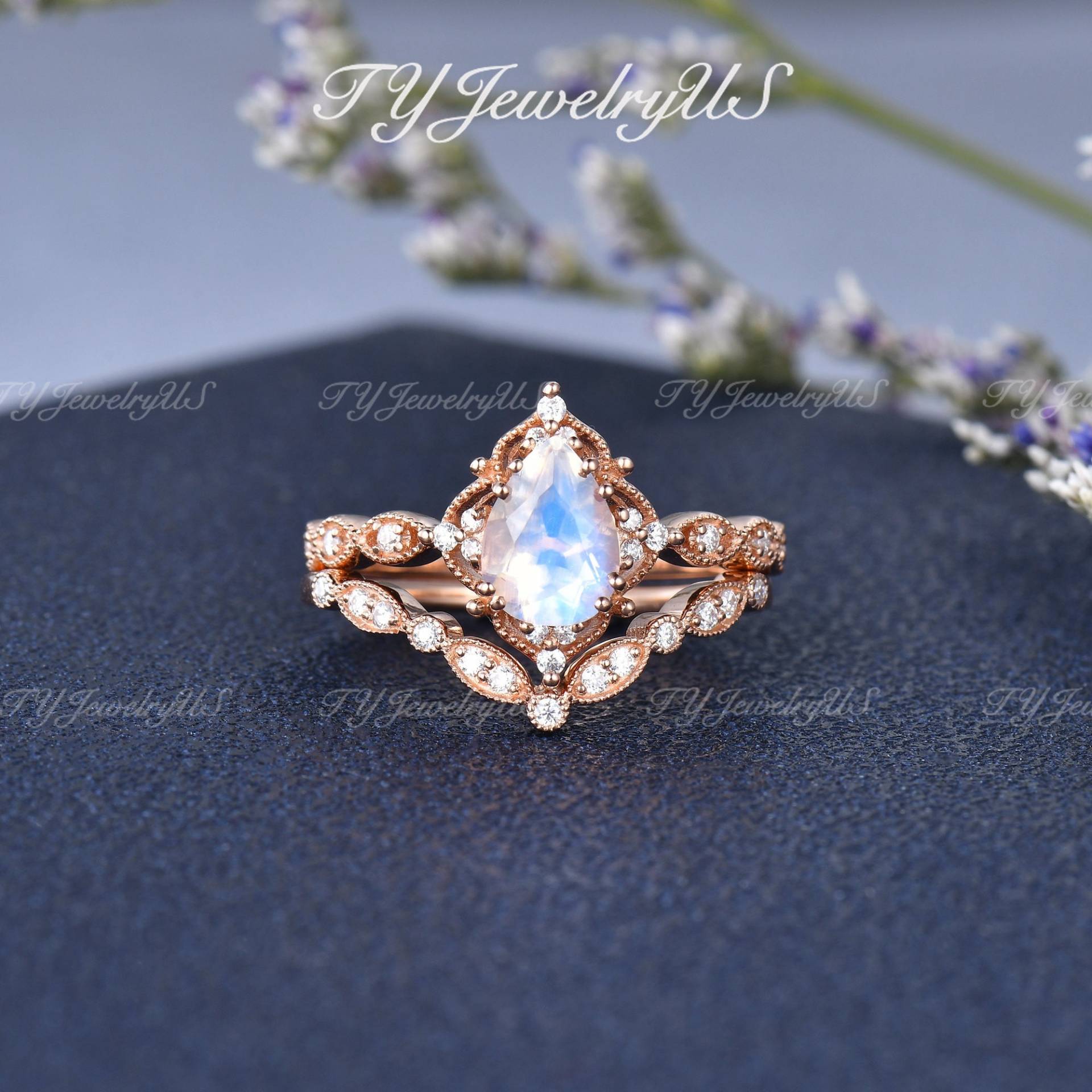 Natürlicher Mondstein Verlobungsring Rose Gold Antiker Tropfen Braut Set Für Frau Art Deco Milgrain Cluster Stapelring 2 Stück von TYJewelryUS