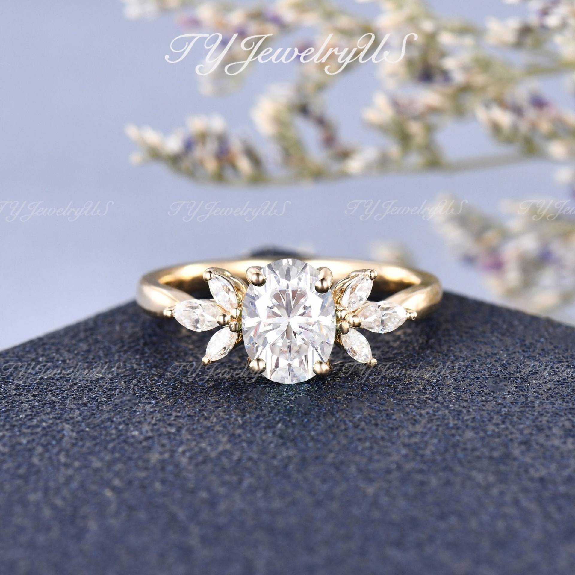 Oval Cut Moissanite Verlobungsring Vintage Gelb Gold Ehering Frau Einzigartige Marquise Diamant Cluster Ring Jahrestagsgeschenk Für Sie von TYJewelryUS