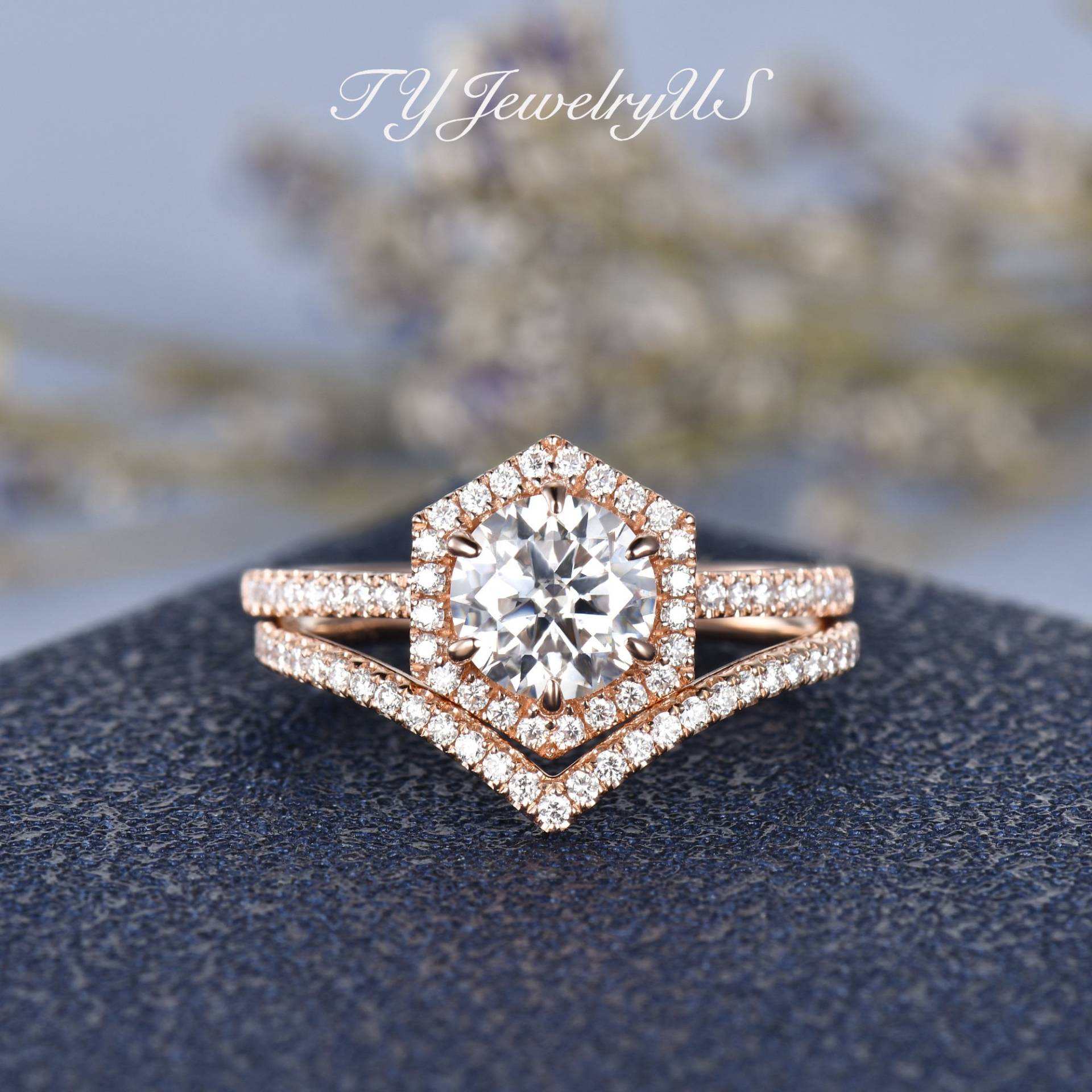 Rose Gold-Verlobungs-Braut-Set Hexagon Moissanite Ehering Rundschnitt Diamant Halo-Ring-Frauen-Halbe Enternity Einzigartiger Sechseckiger Geformter von TYJewelryUS