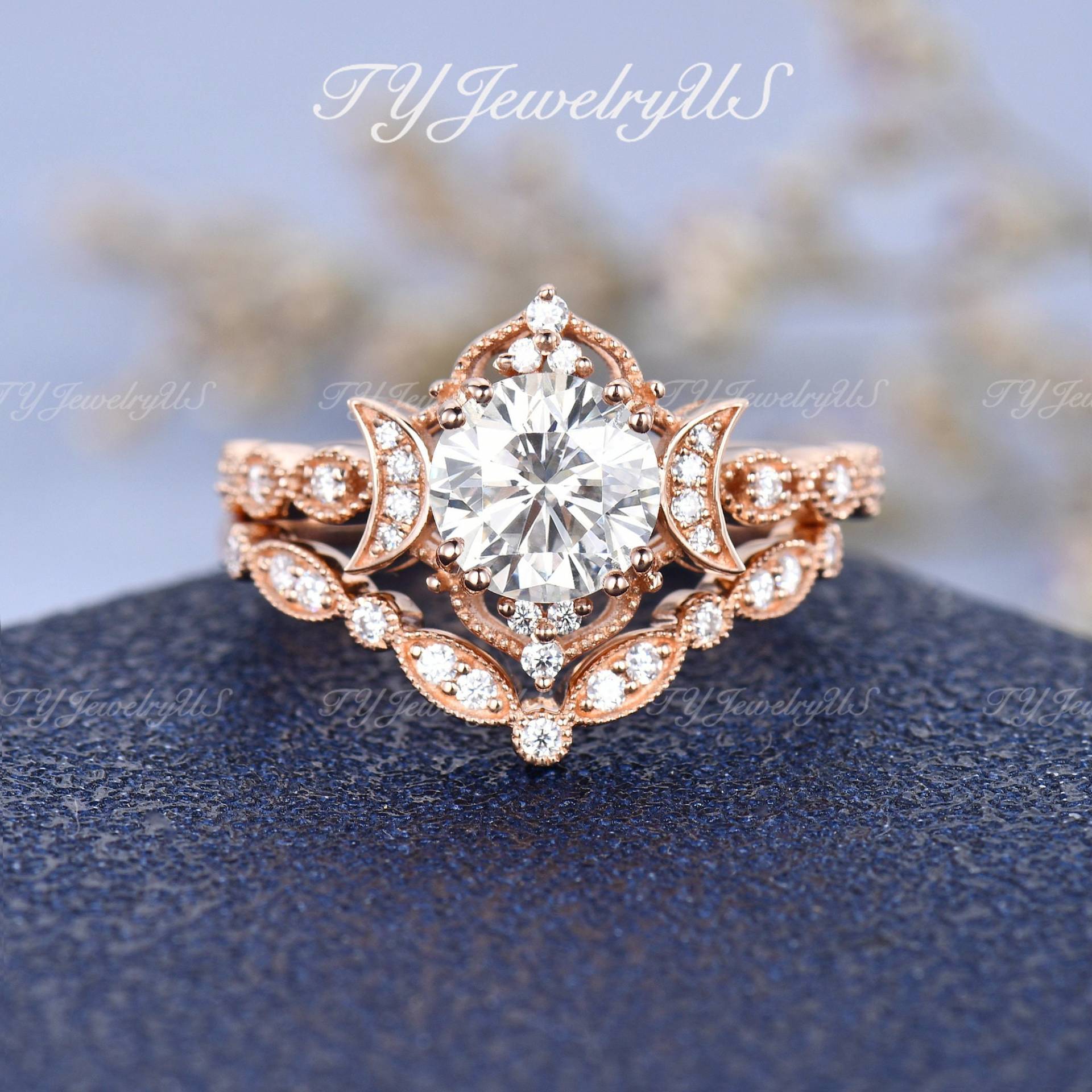 Runder Schnitt Moissanite Verlobungsring Set Art Deco Rose Gold Braut Frau Antik Milgrain Vine Mond Stern Ring 2 Stück Cluster Chevron Band von TYJewelryUS