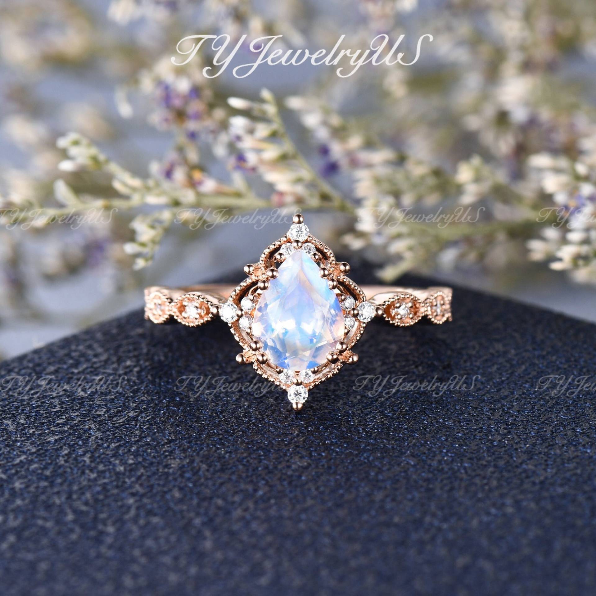 Sailor Moon Ring Einzigartiger Natürlicher Mondstein Verlobungsring Boho Blume Inspiriert Rose Gold Milgrain Art Deco Birne Mond-Verlobungsring von TYJewelryUS