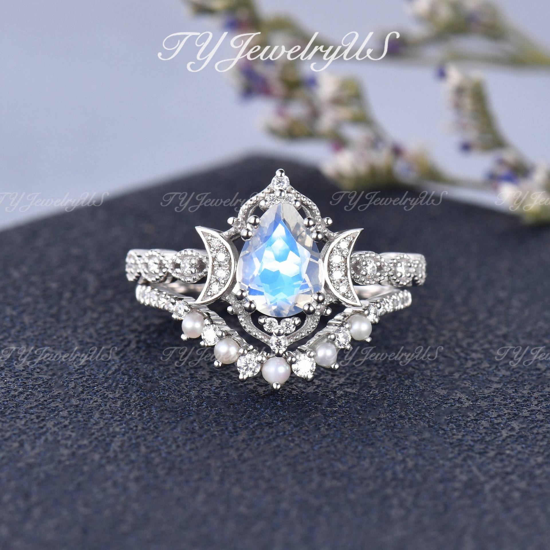 Sailor Moon Verlobungsring Set Birnenförmige Natürliche Mondstein Braut Vine Flower Milgrain Antique Ring Halbe Ewigkeit Perle Chevron Band von TYJewelryUS