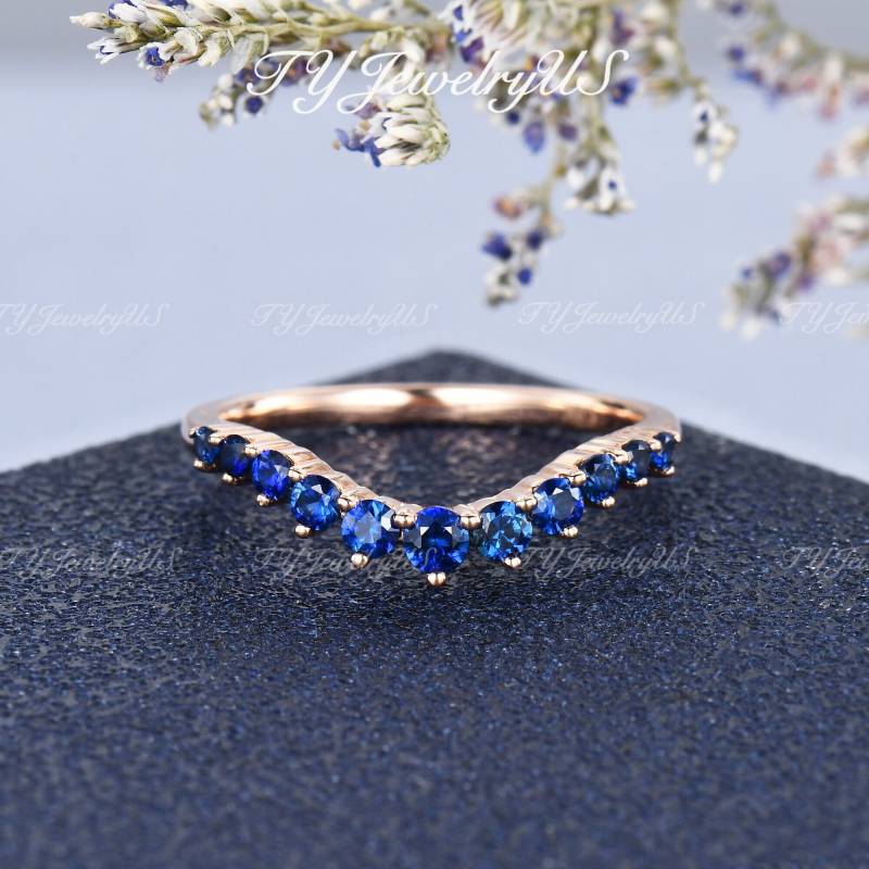 Saphir Gebogen Ehering Art Deco Custom Fit September Birthstone Band Frau Antik Stacking Matching Cluster Ring Versprechen Geschenk Für Sie von TYJewelryUS