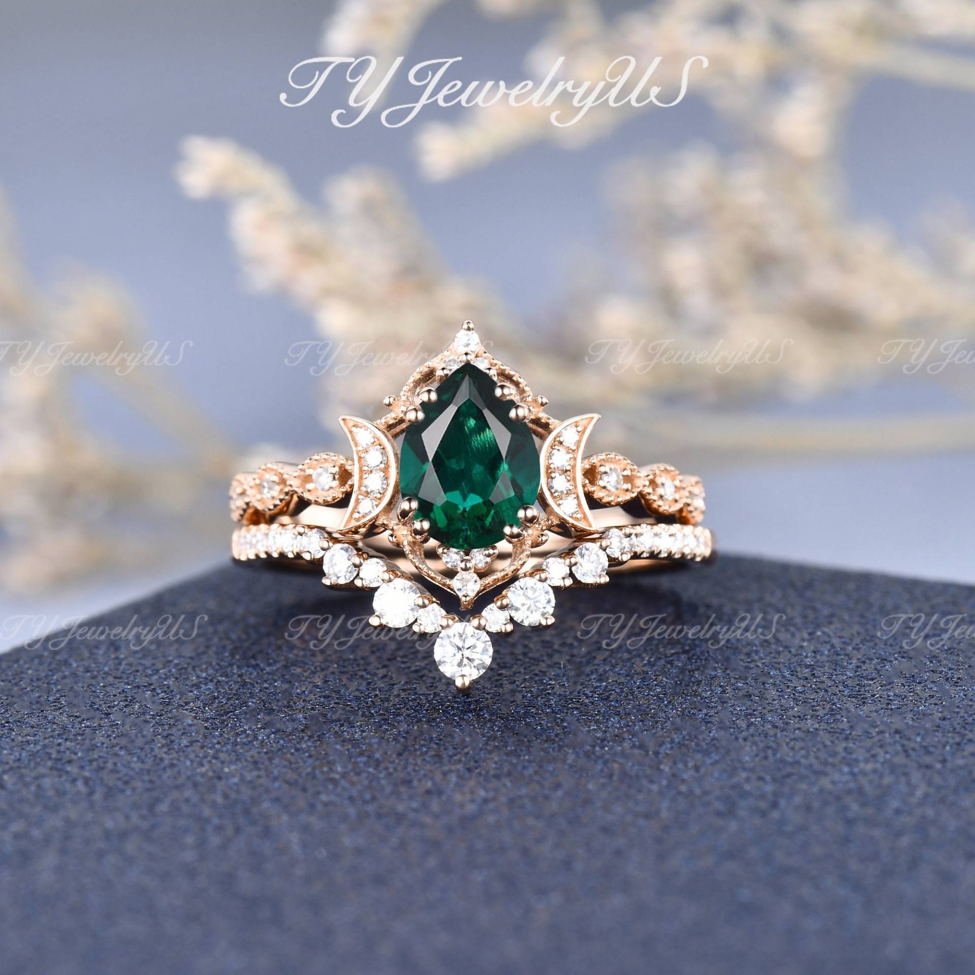 Smaragd Ringe 2stk Pear Cut Lab Verlobungsring Weißgold Braut Set Rebenblume Milgrain Cluster Ring Chevron Custom Fit Band Smaragd Ringe 2stk Pear Cut Lab Verlobungsring Weißgold Braut Set Rebenblume Milgrain Cluster Ring Chevron Custom Fit Band von TYJewelryUS