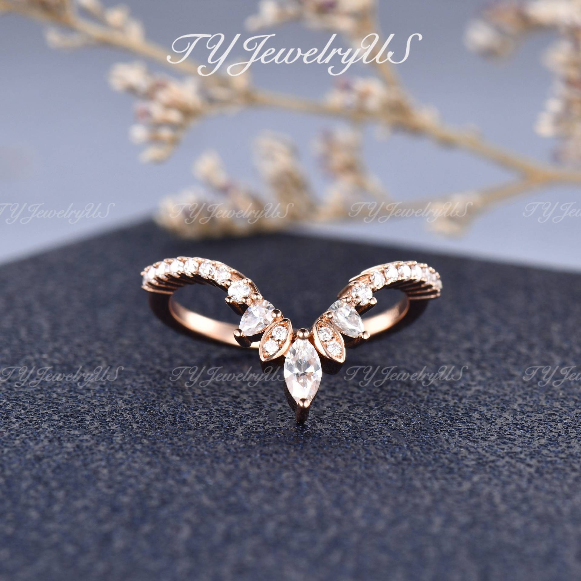 Vintage Inspiriert Rose Gold Ehering Frauen Custom Fit Cluster Ring Stacking Marquise Moissanite Pear Cut Enhancer Chevron Leafy von TYJewelryUS