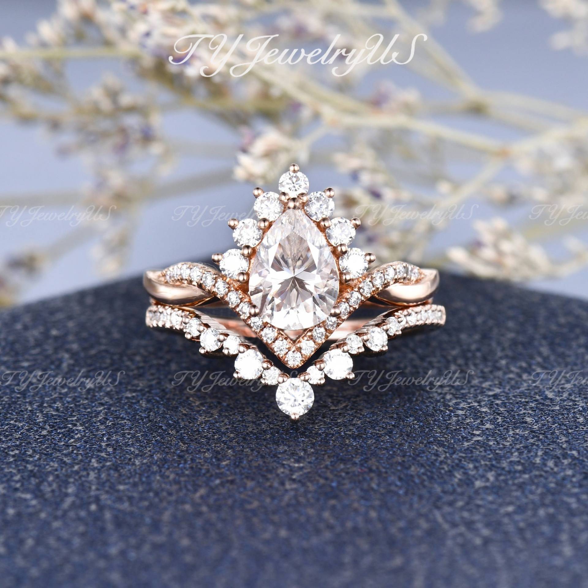 Vintage Moissanite Verlobungsring Set Twist Infinity Diamant Rosegold Ring Pear Förmigen Halben Halo-Ehering Pave Chevron Band von TYJewelryUS