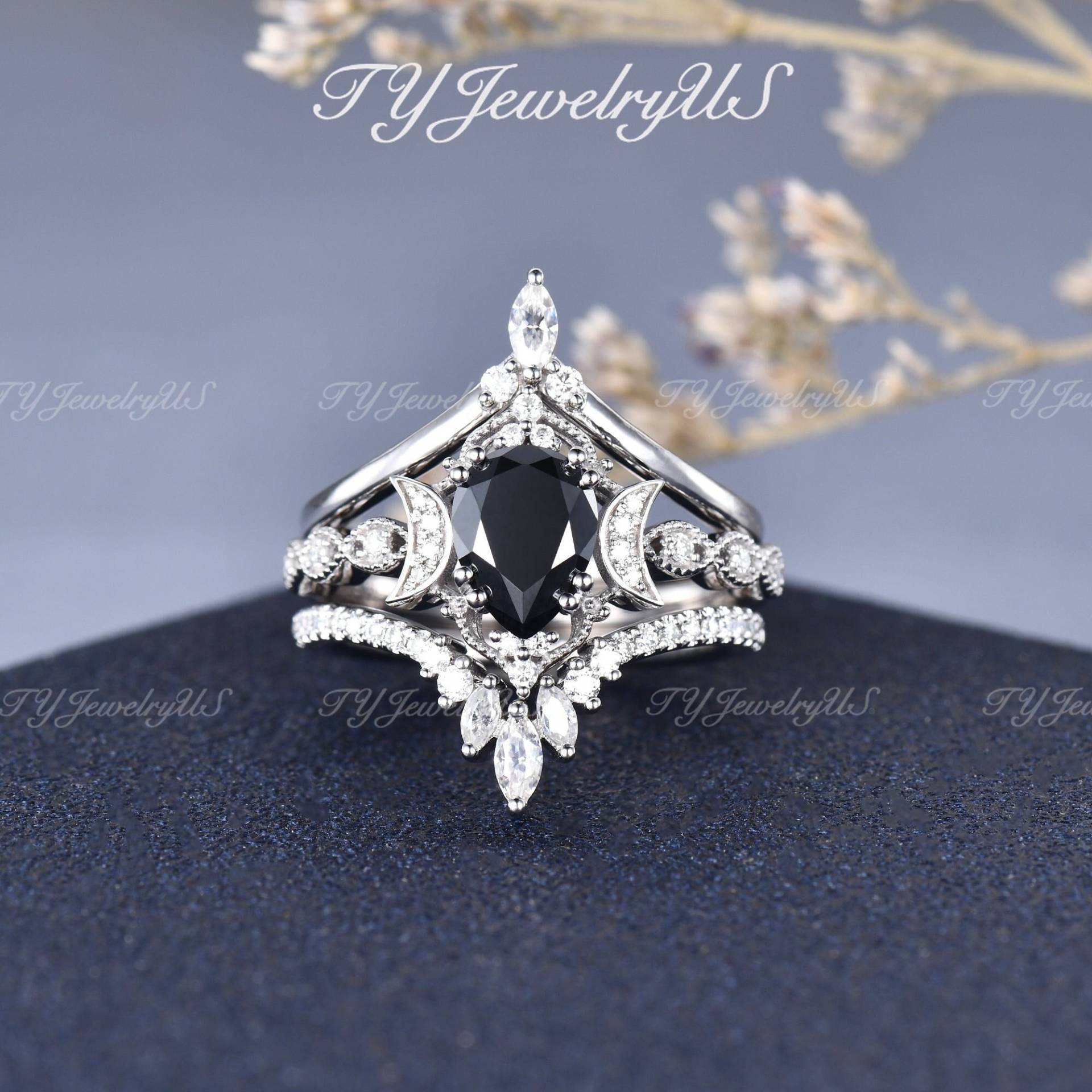 Weiß Gold Schwarz Moissanite Ring Set 3Er Einzigartige Birnenförmige Rebe Mond Verlobungsring Antike Chevron Blumen-stern-Ring Frau Cluster-Ring von TYJewelryUS