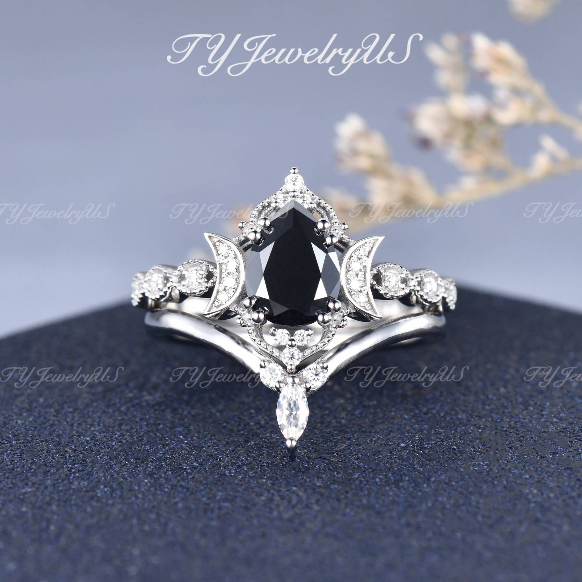 Weiß Gold Schwarz Moissanite Verlobungsring Set Einzigartige Pear Förmige Braut Antike Rebe Mond Milgrain Ring 2 Stücke Marquise Cut von TYJewelryUS