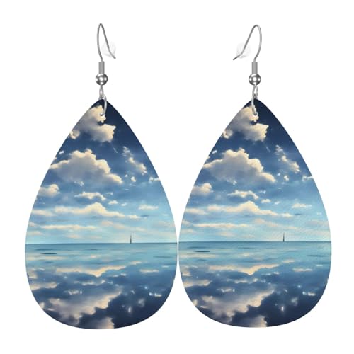 Weiße Wolken über dem Meer Tropfenförmige Lederohrringe sind ein luxuriöses und modisches Accessoire, das für Frauen geeignet ist und individuellen Charme zeigt. von TYUMH