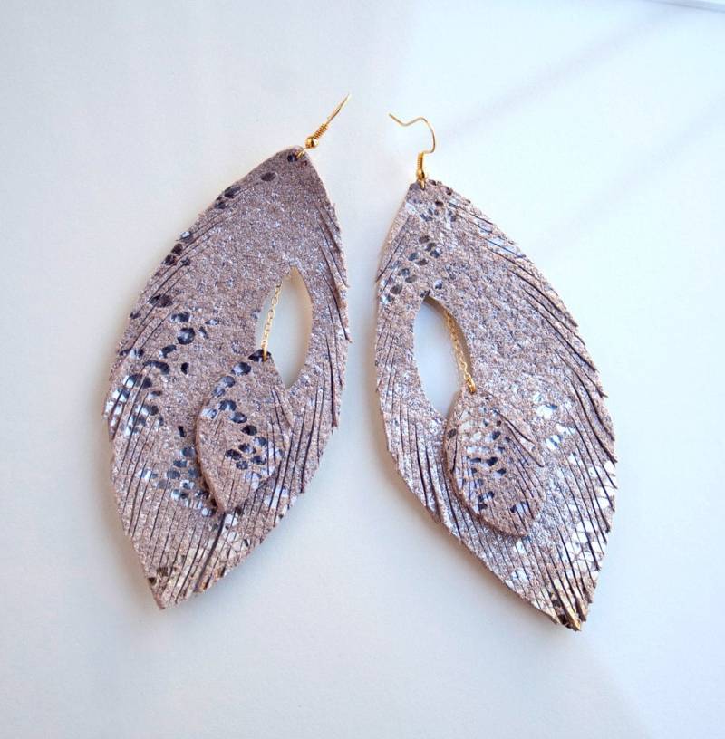 Leder-Feder-Ohrringe. Schimmerndes Licht. Doppel-Feder. Kette Durch von TatiTassels