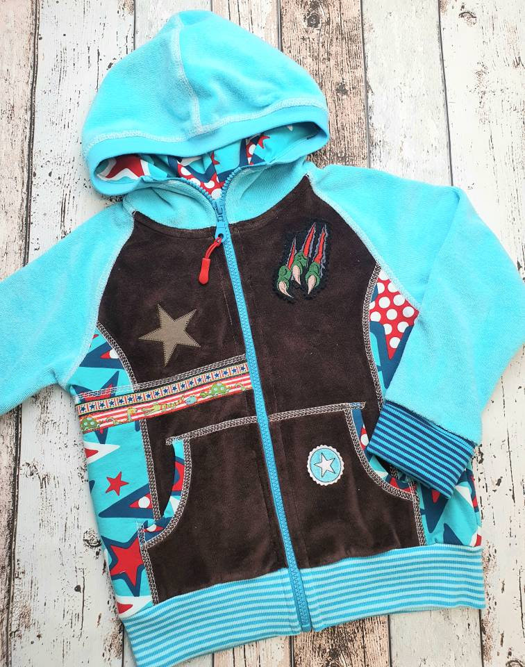 Sweatjacke Kapuzenjacke Dino T-Rex Gr. 110/116 Einzelstück von TaLasTraumland