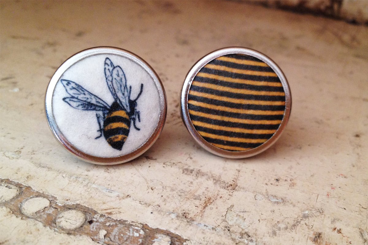 Boucle D'oreille Abeille, Ronde, Lignée, Jaune Et Noir, Abeille Illustration, Fait Au Québec, Von Tablewear von Tablewearbykatylemay