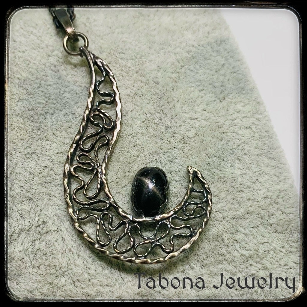 Kleines Schwarzes Feuer Anhänger Kleines Schwarzes Feuer Anhänger von TabonaJewelry