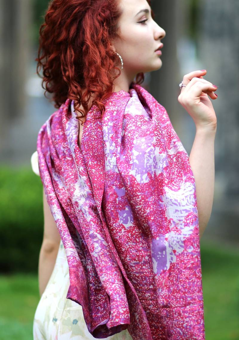 Handbedruckter Seidenschal , Tuch, Halstuch, Batik Print, 99 X 98 cm Handbedruckter Seidenschal , Tuch, Halstuch, Batik Print, 99 X 98 cm von TabrizBazar