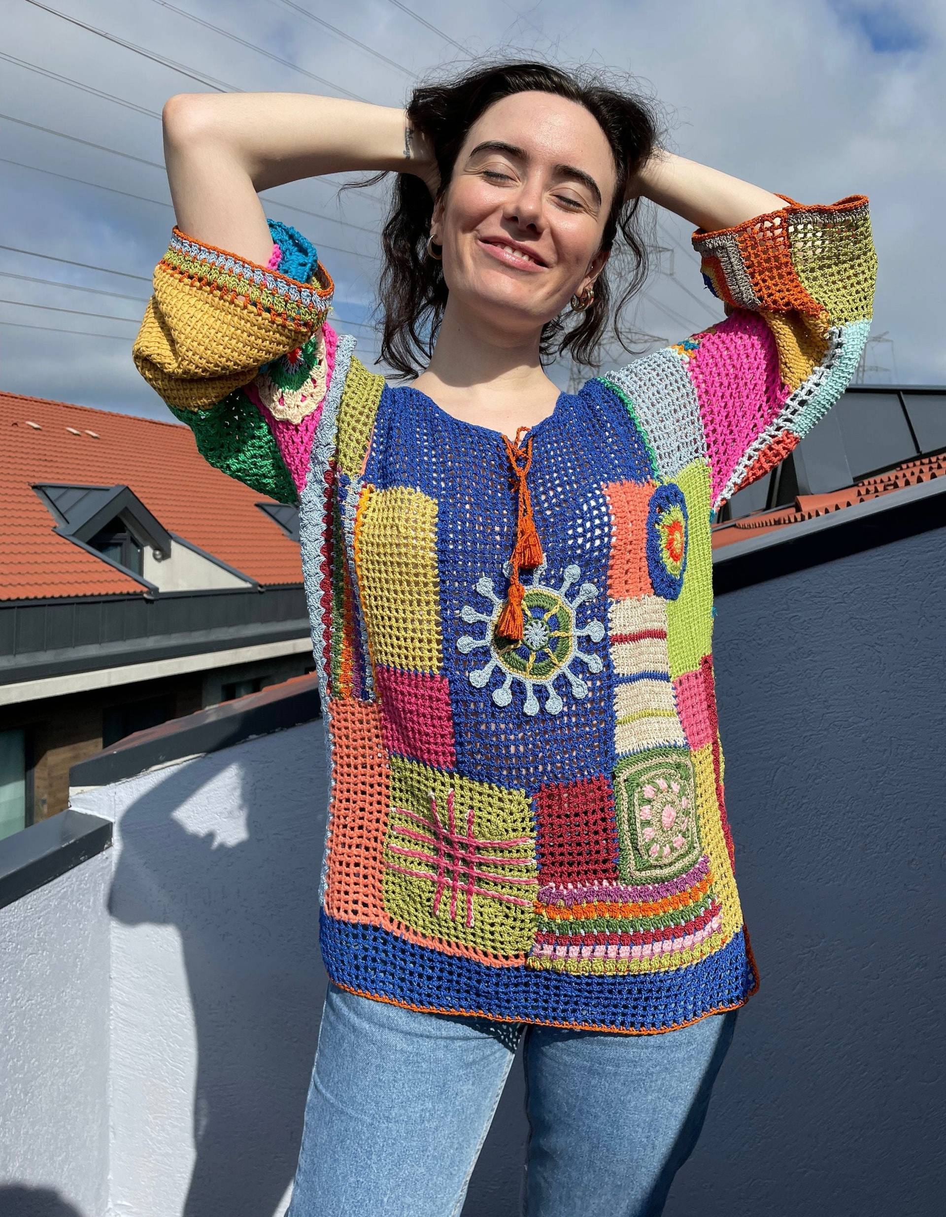 Bunte Patchwork Häkelbluse Mit Verschiedenen Motiven Für Frauen, Handgestrickte Bluse, Bunte Sommerbluse von Tacadesign